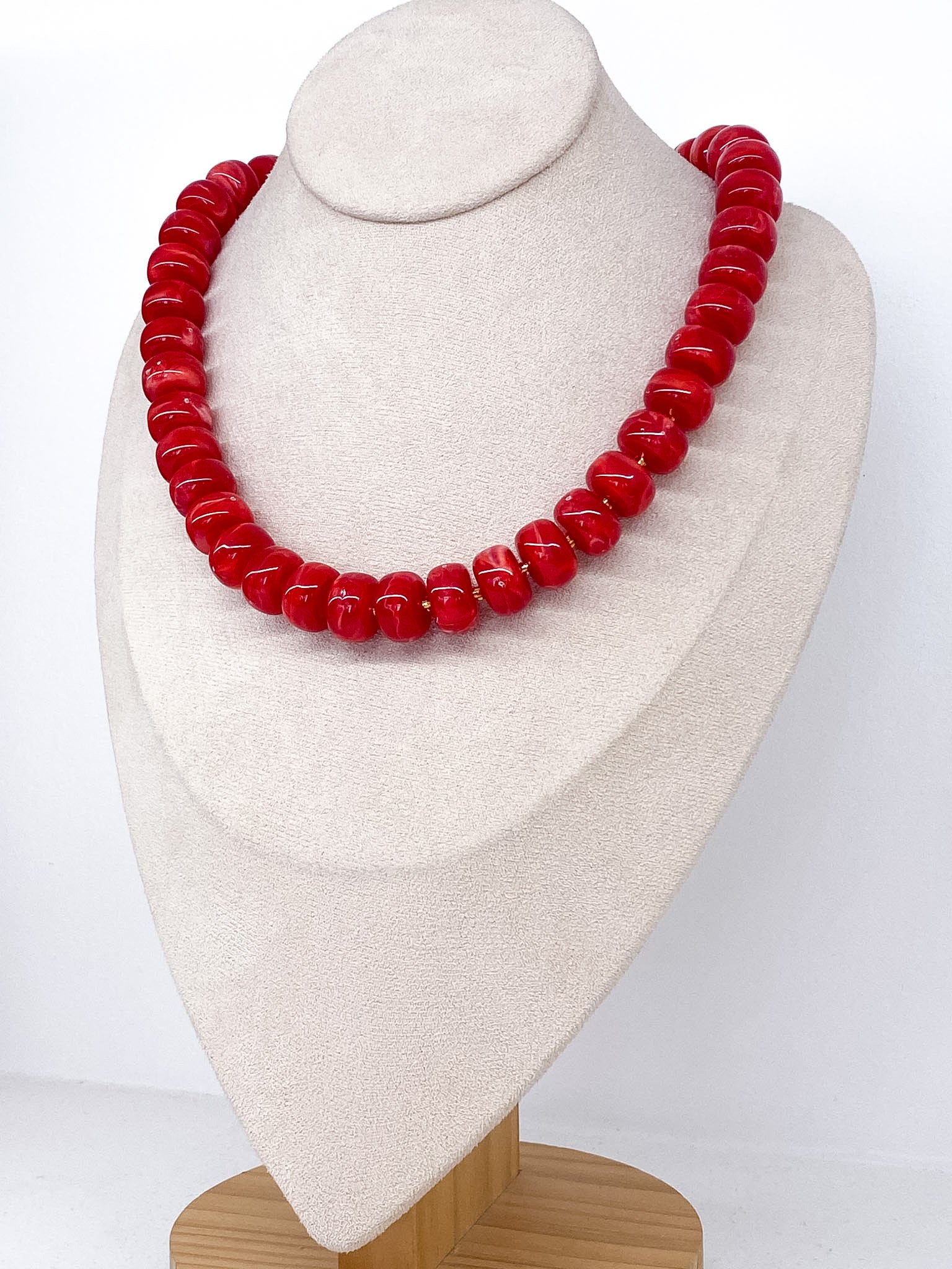 Collier tendance perles rouges effet marbré
