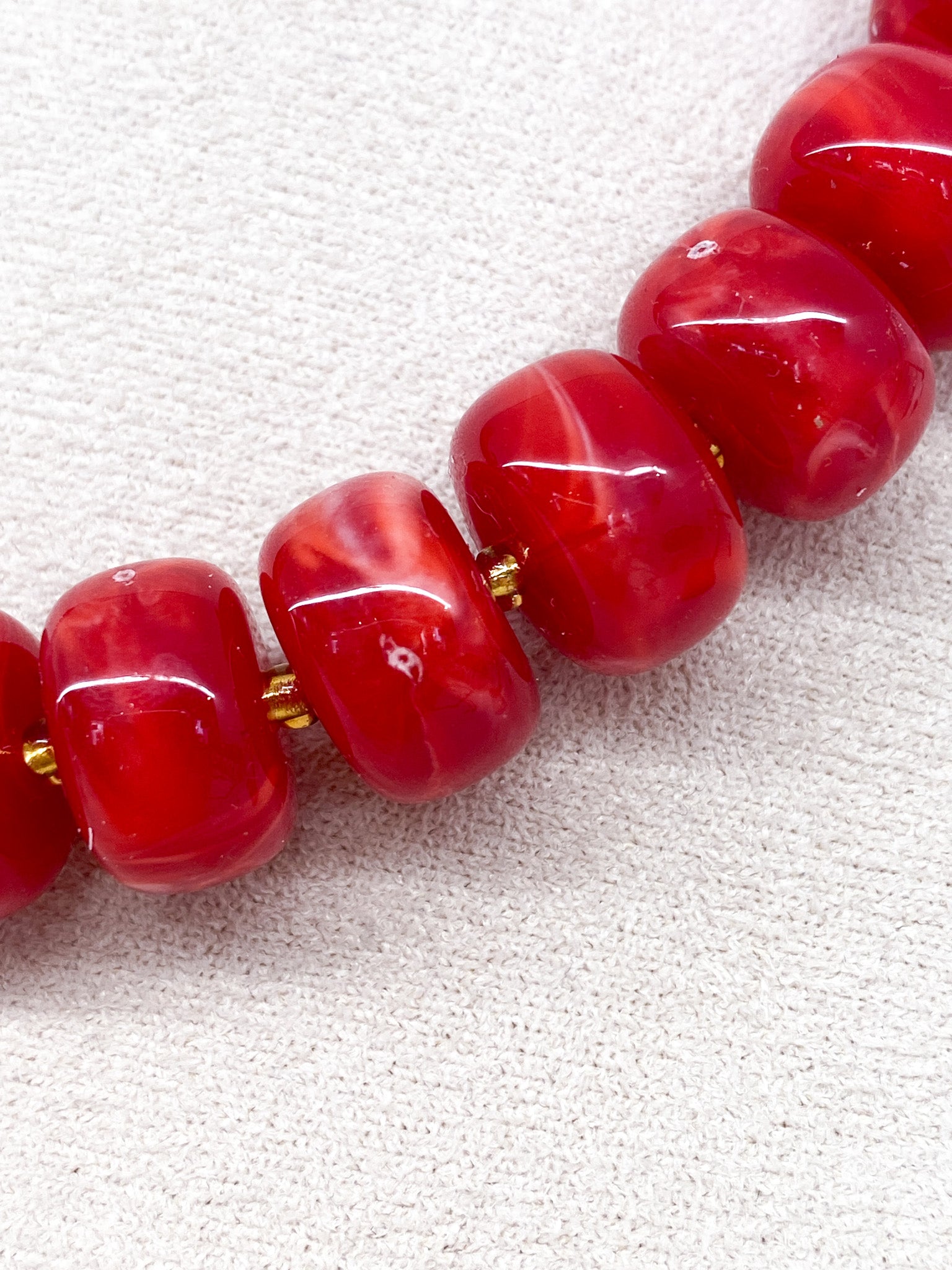 Collier tendance perles rouges effet marbré