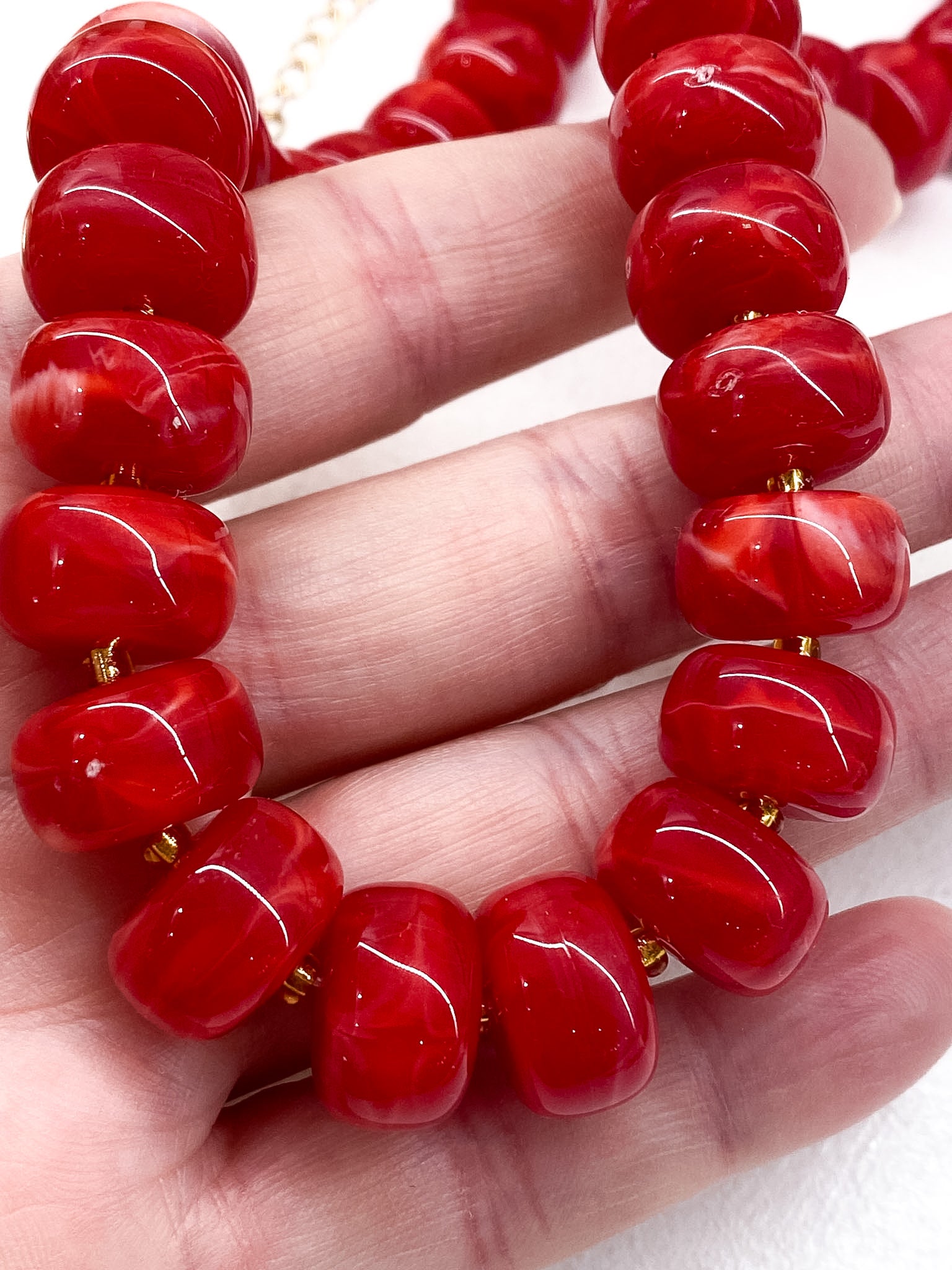 Collier tendance perles rouges effet marbré