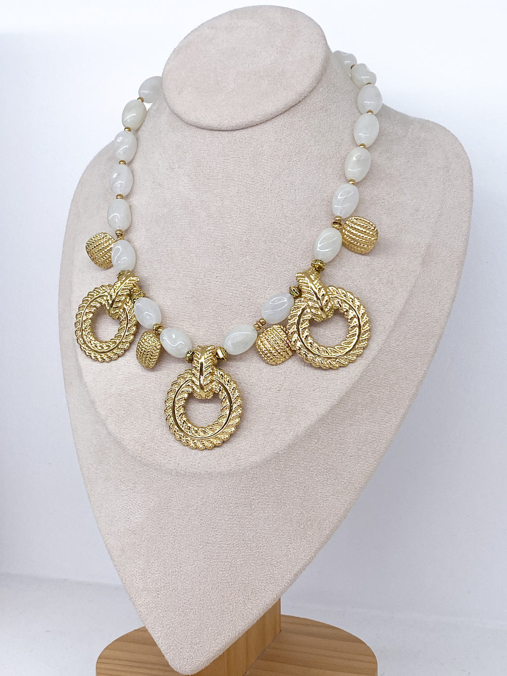 Collier perles ovales en acétate beige et médaillons martelés