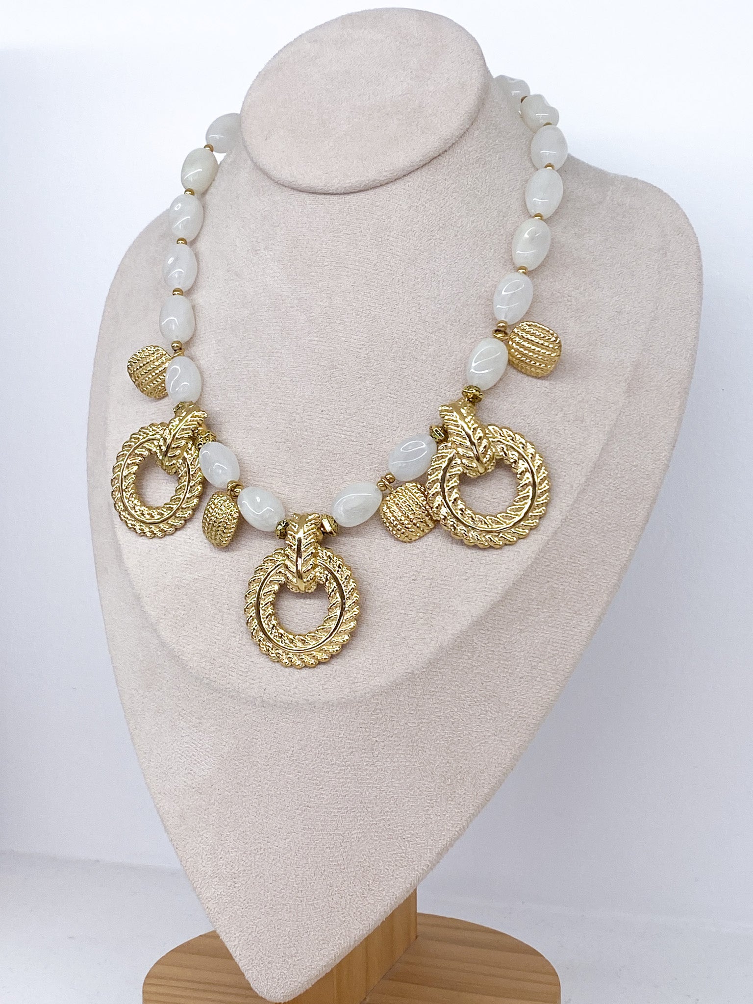 Collier perles ovales en acétate beige et médaillons martelés
