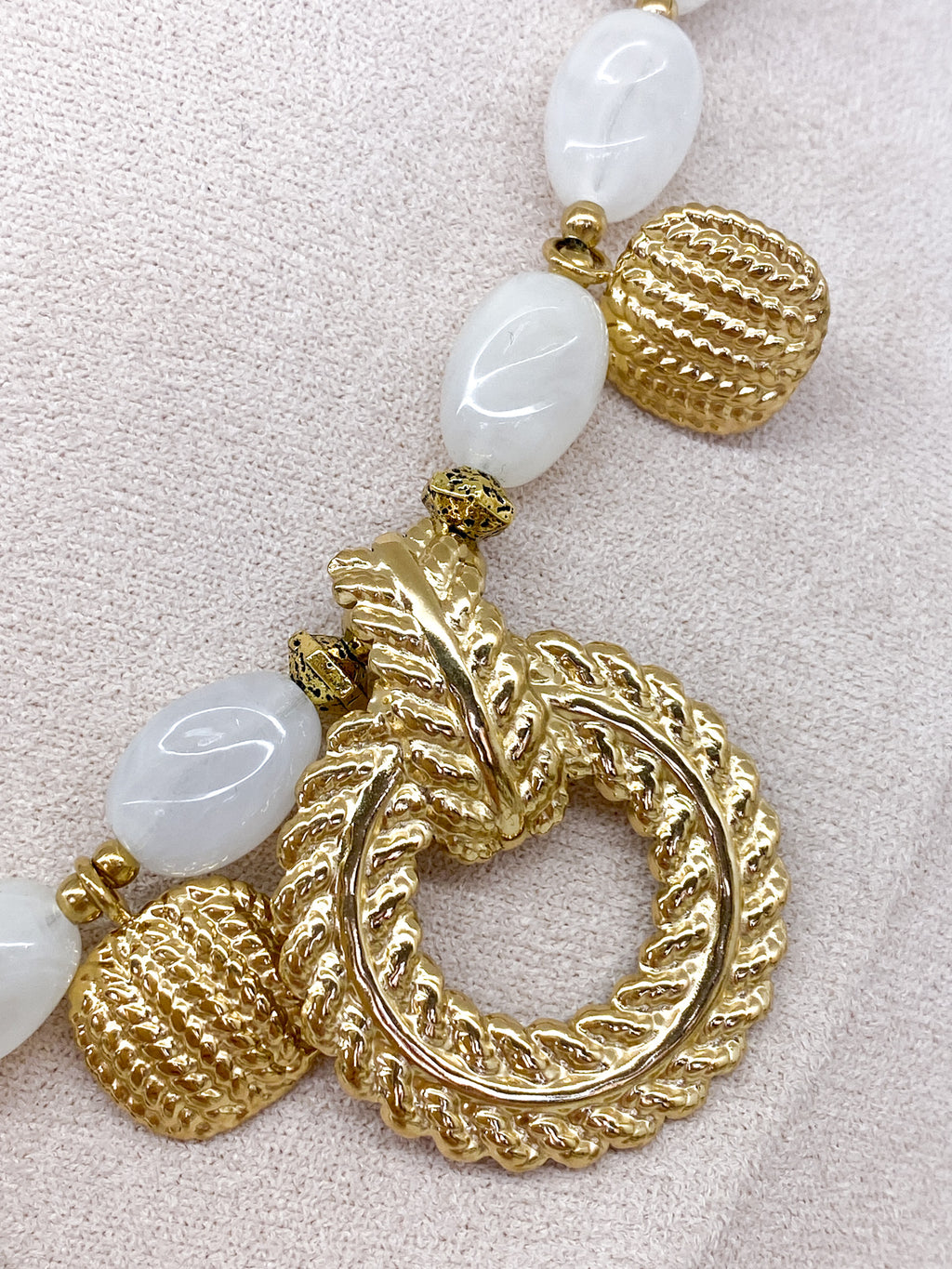 Collier perles ovales en acétate beige et médaillons martelés