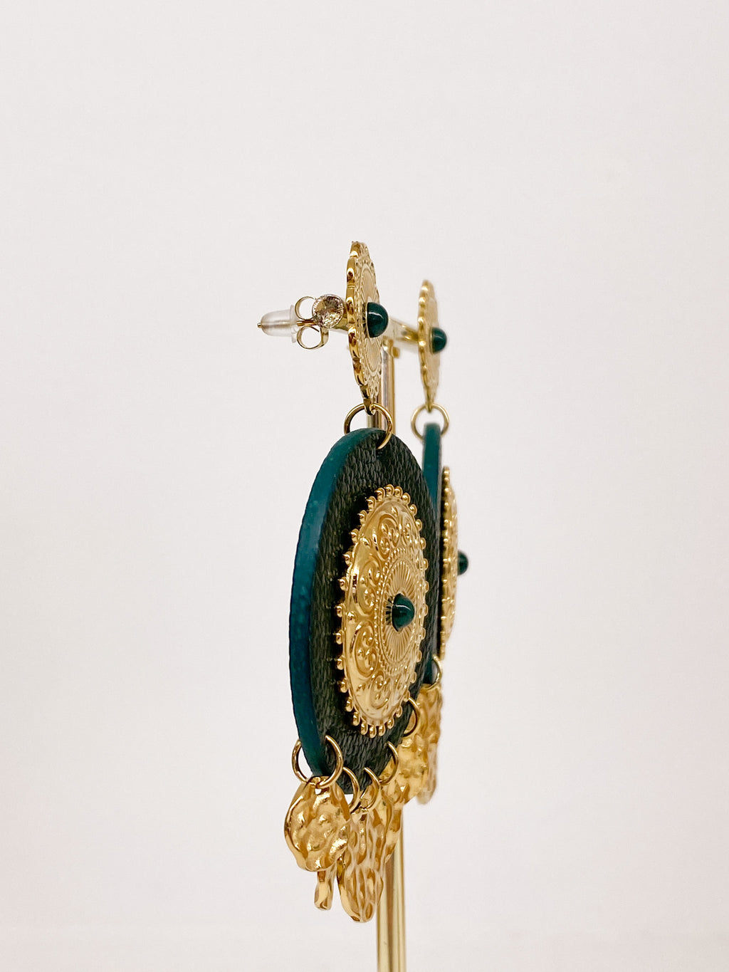 Boucles d’oreilles rondes effet cuir et résine