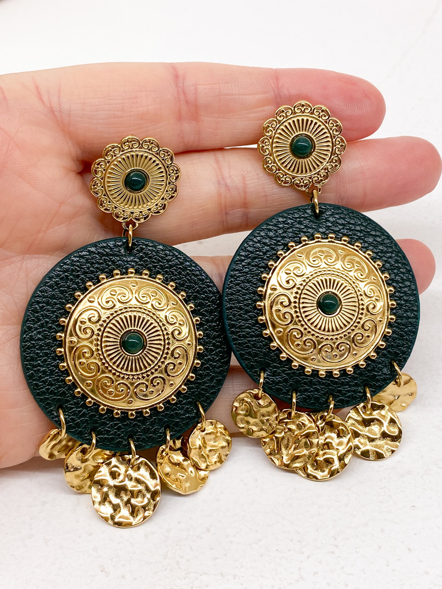 Boucles d’oreilles rondes effet cuir et résine