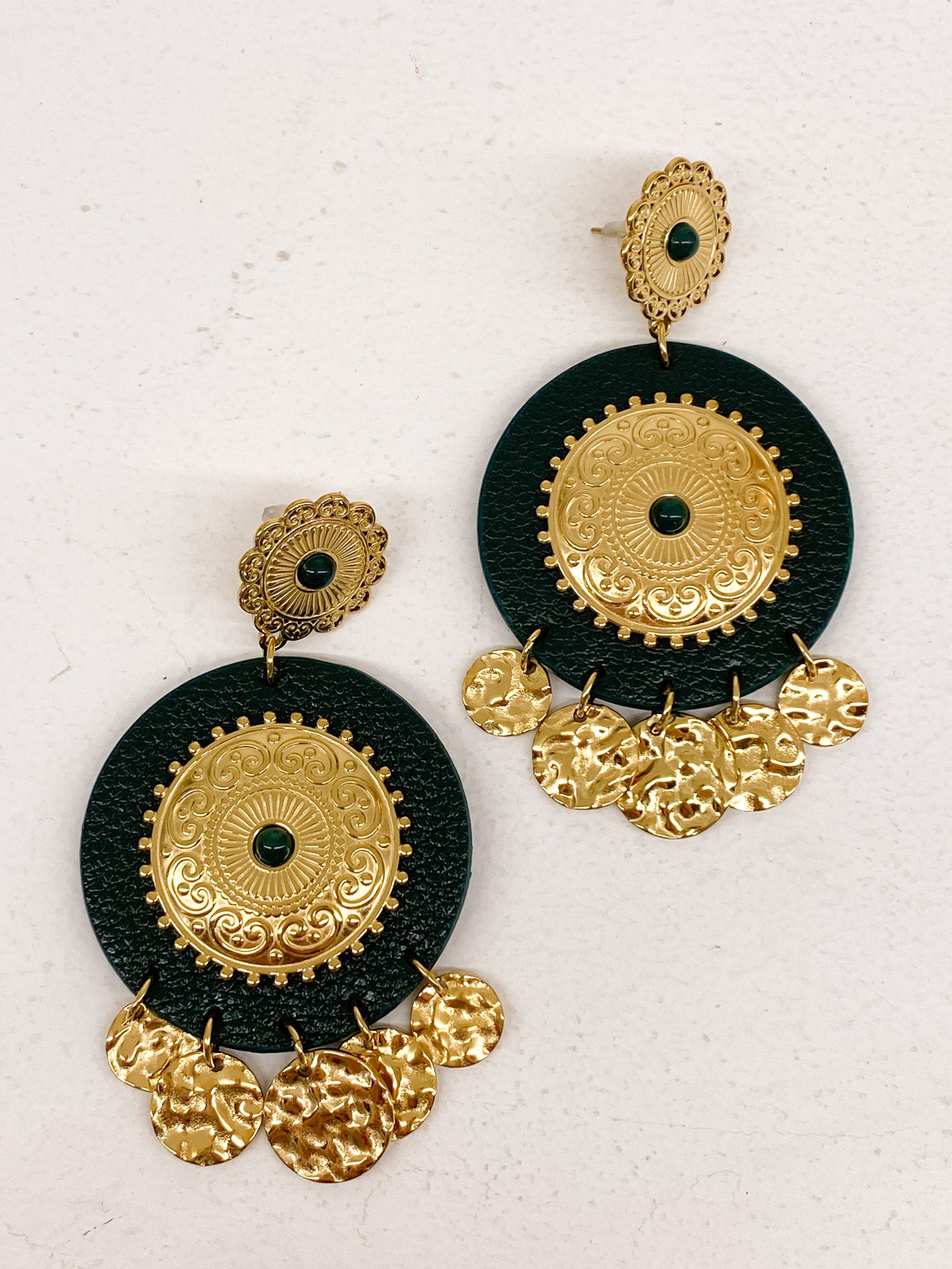 Boucles d’oreilles rondes effet cuir et résine