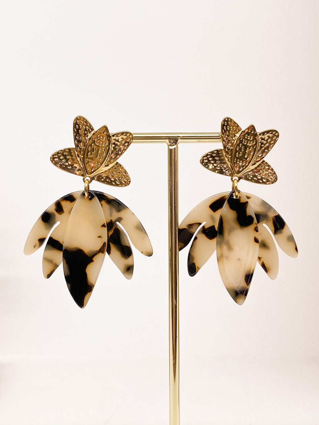 Boucles d’oreilles dorées martelées et pétales acétate