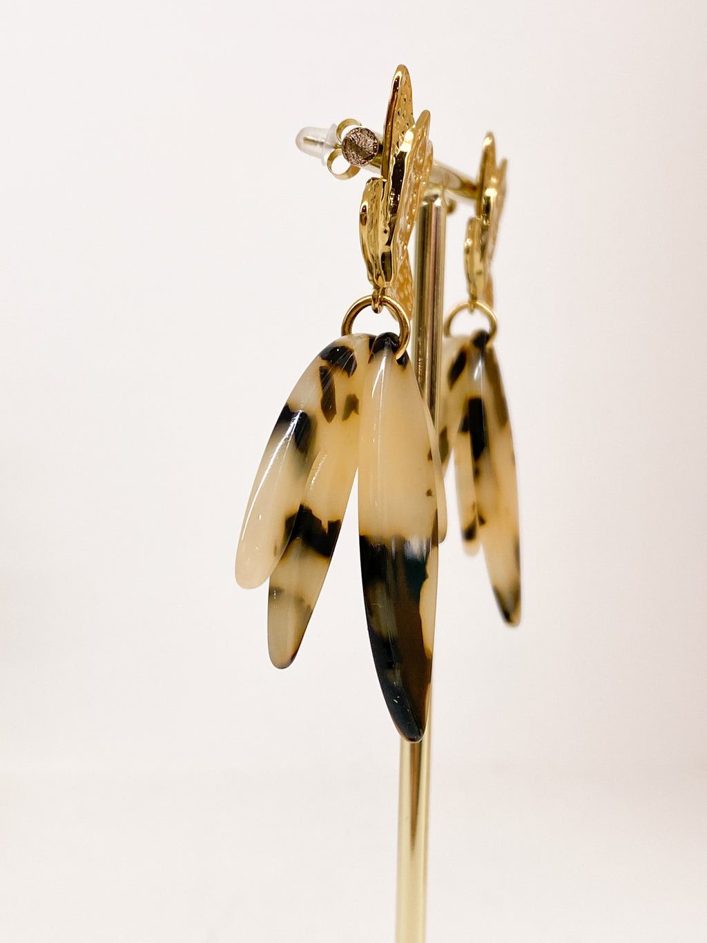 Boucles d’oreilles dorées martelées et pétales acétate