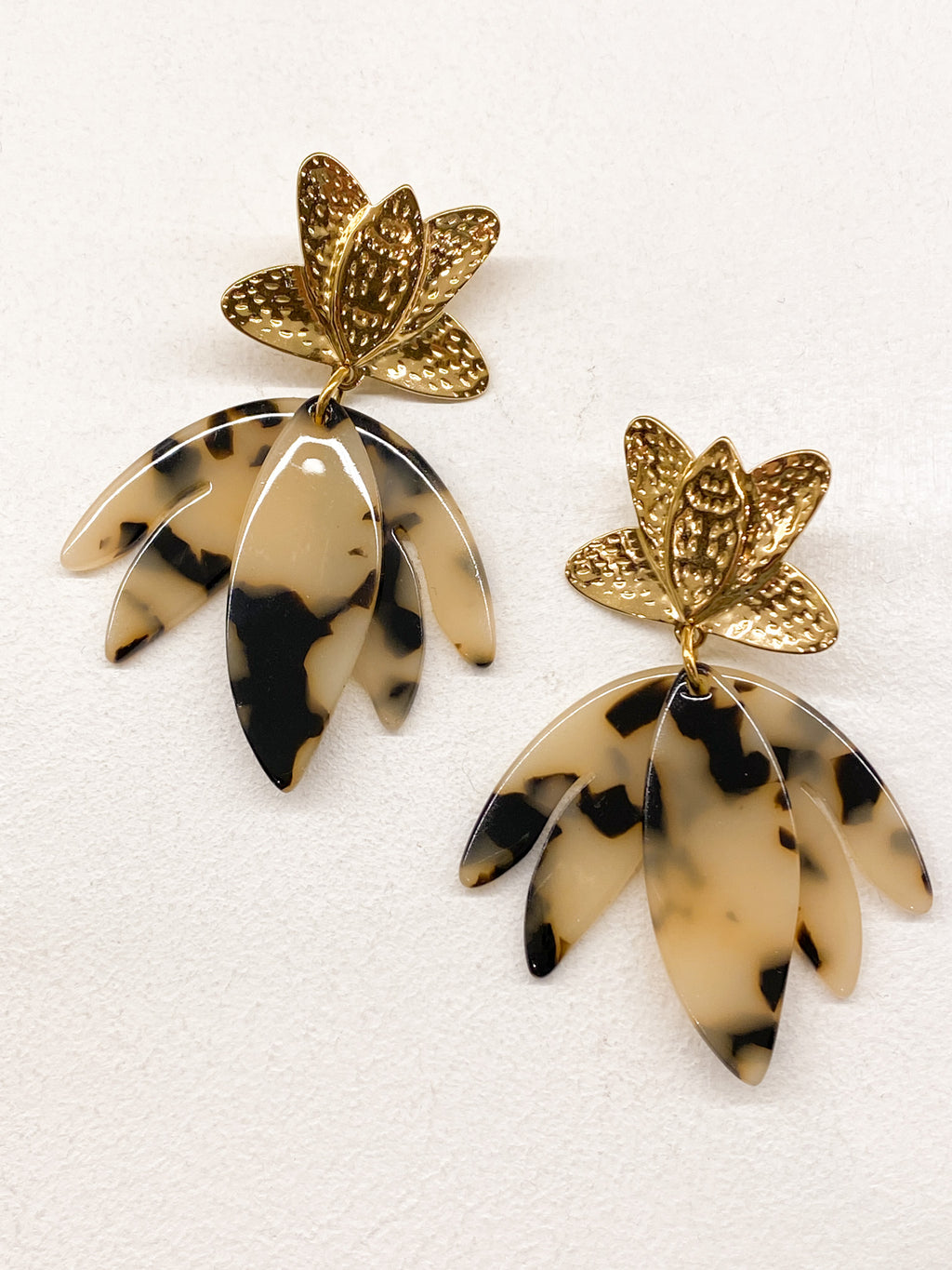 Boucles d’oreilles dorées martelées et pétales acétate