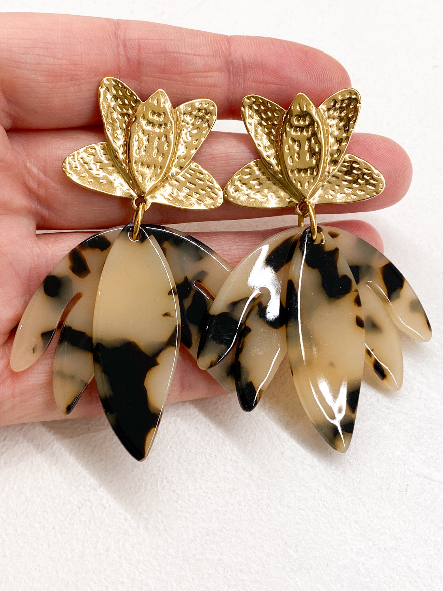 Boucles d’oreilles dorées martelées et pétales acétate