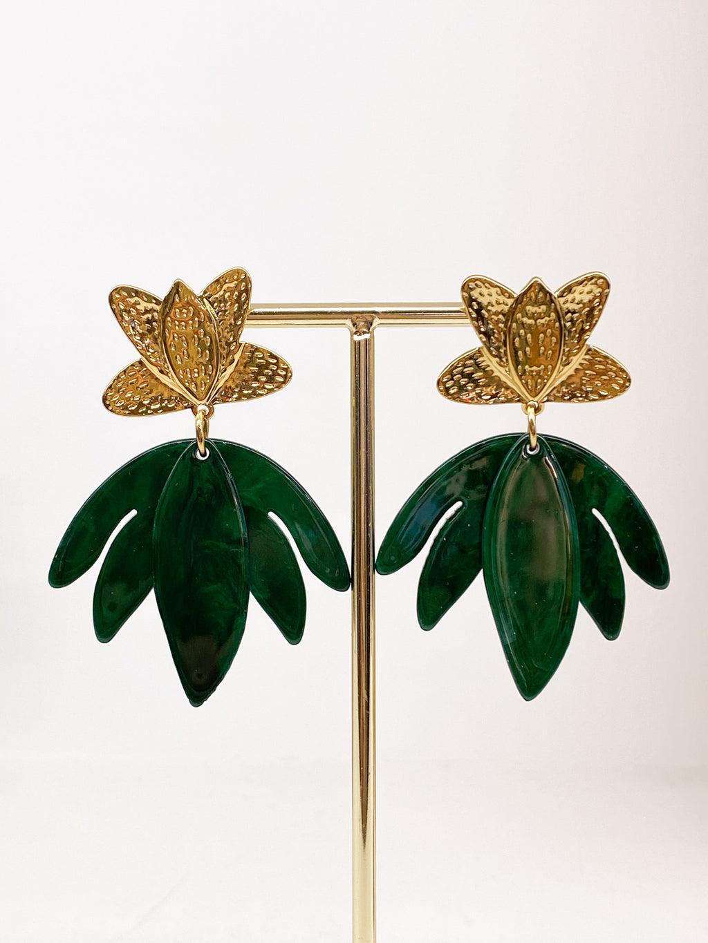 Boucles d’oreilles dorées martelées et pétales acétate