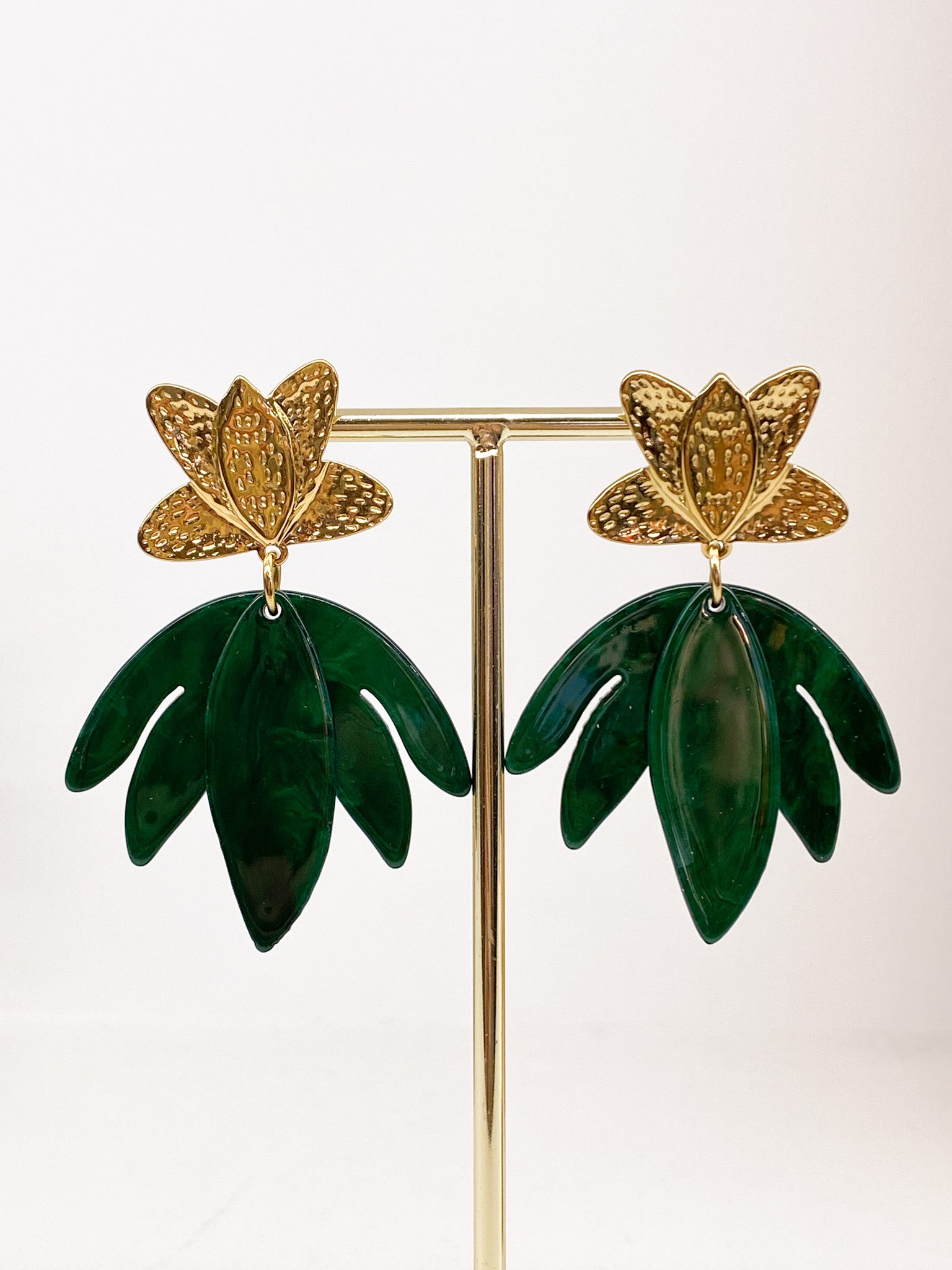Boucles d’oreilles dorées martelées et pétales acétate