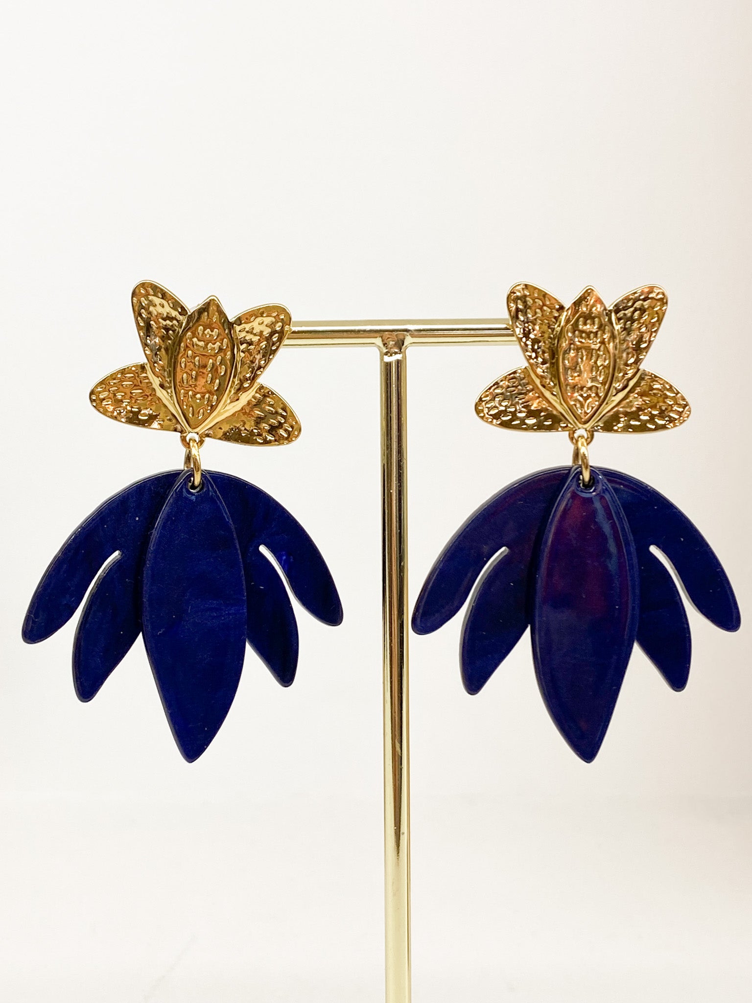 Boucles d’oreilles dorées martelées et pétales acétate