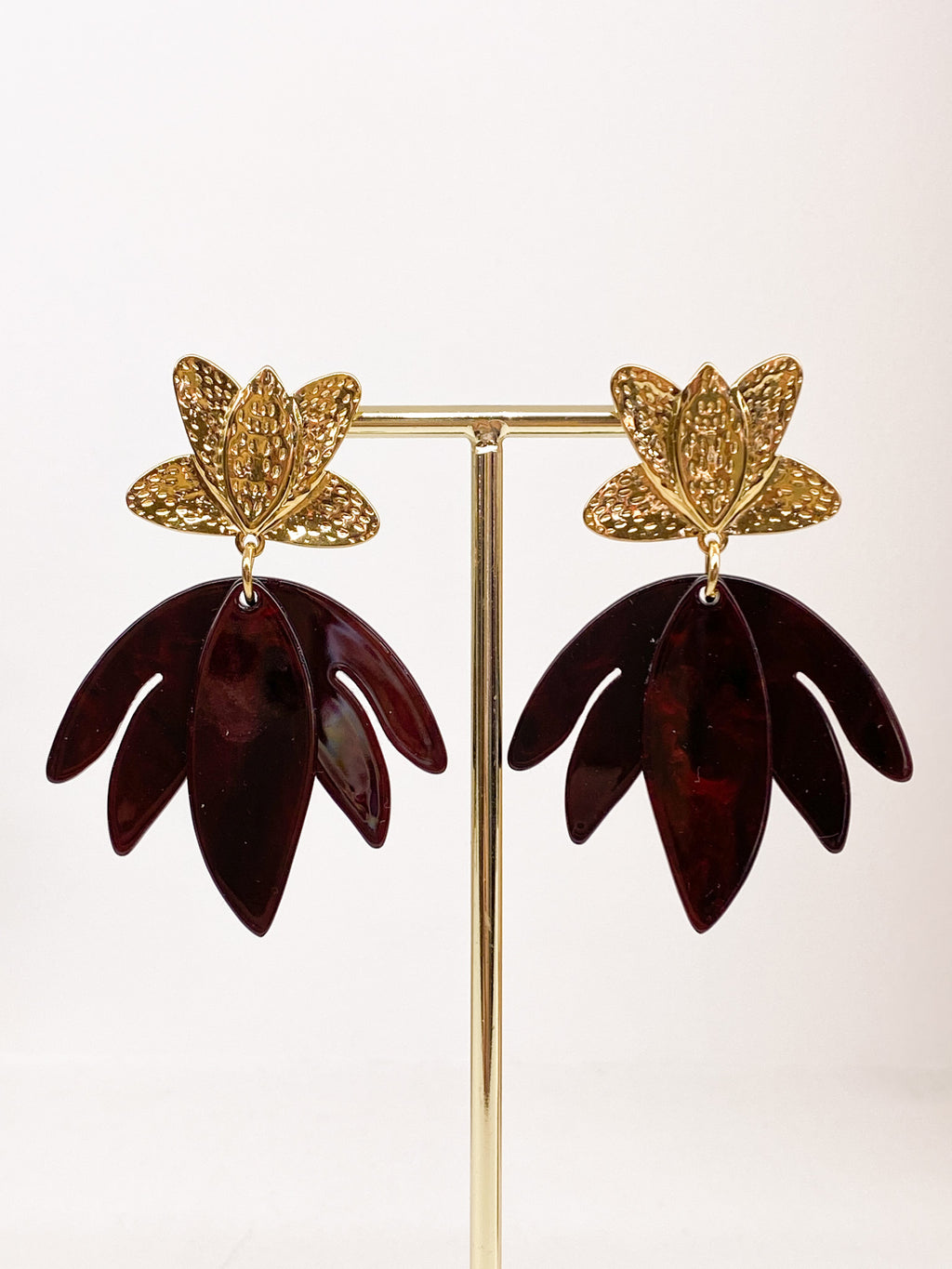 Boucles d’oreilles dorées martelées et pétales acétate