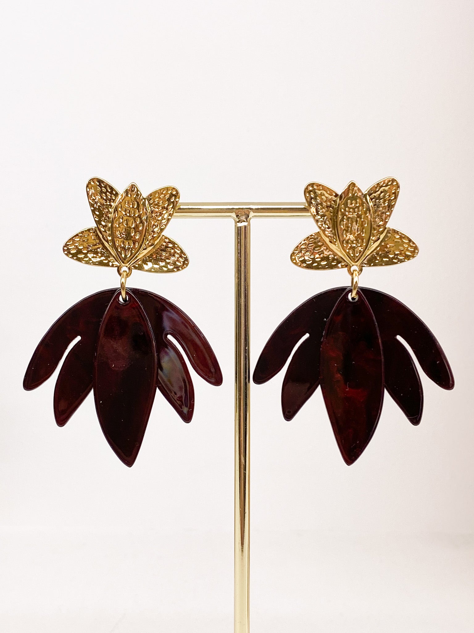 Boucles d’oreilles dorées martelées et pétales acétate