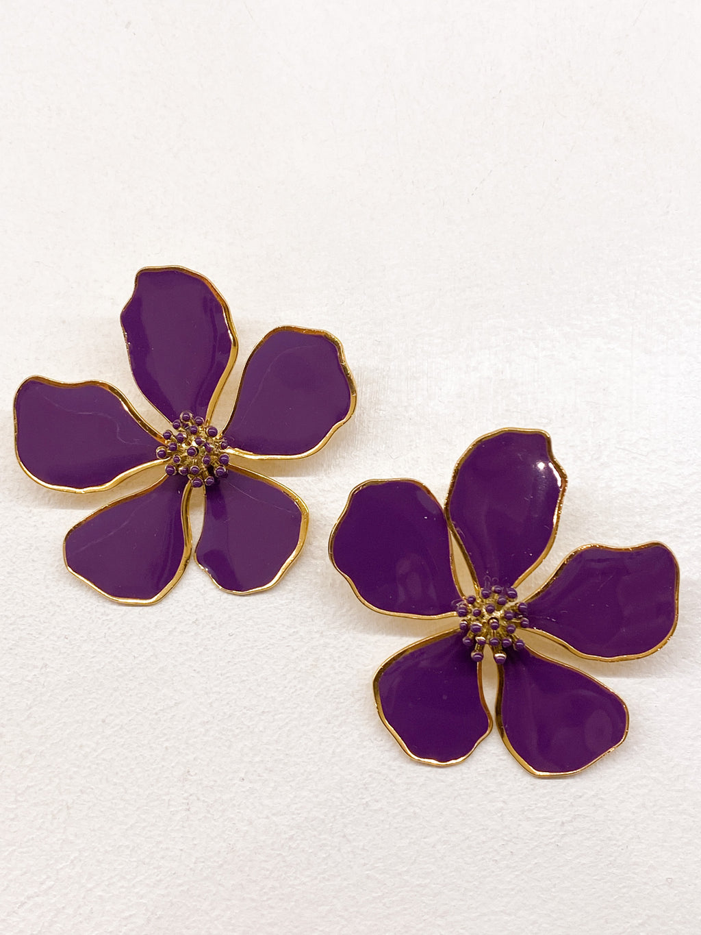 Boucles d’oreilles fleurs en métal et résine colorée