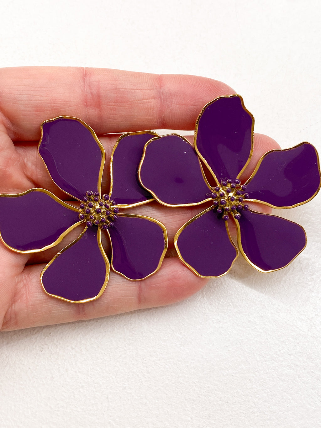 Boucles d’oreilles fleurs en métal et résine colorée