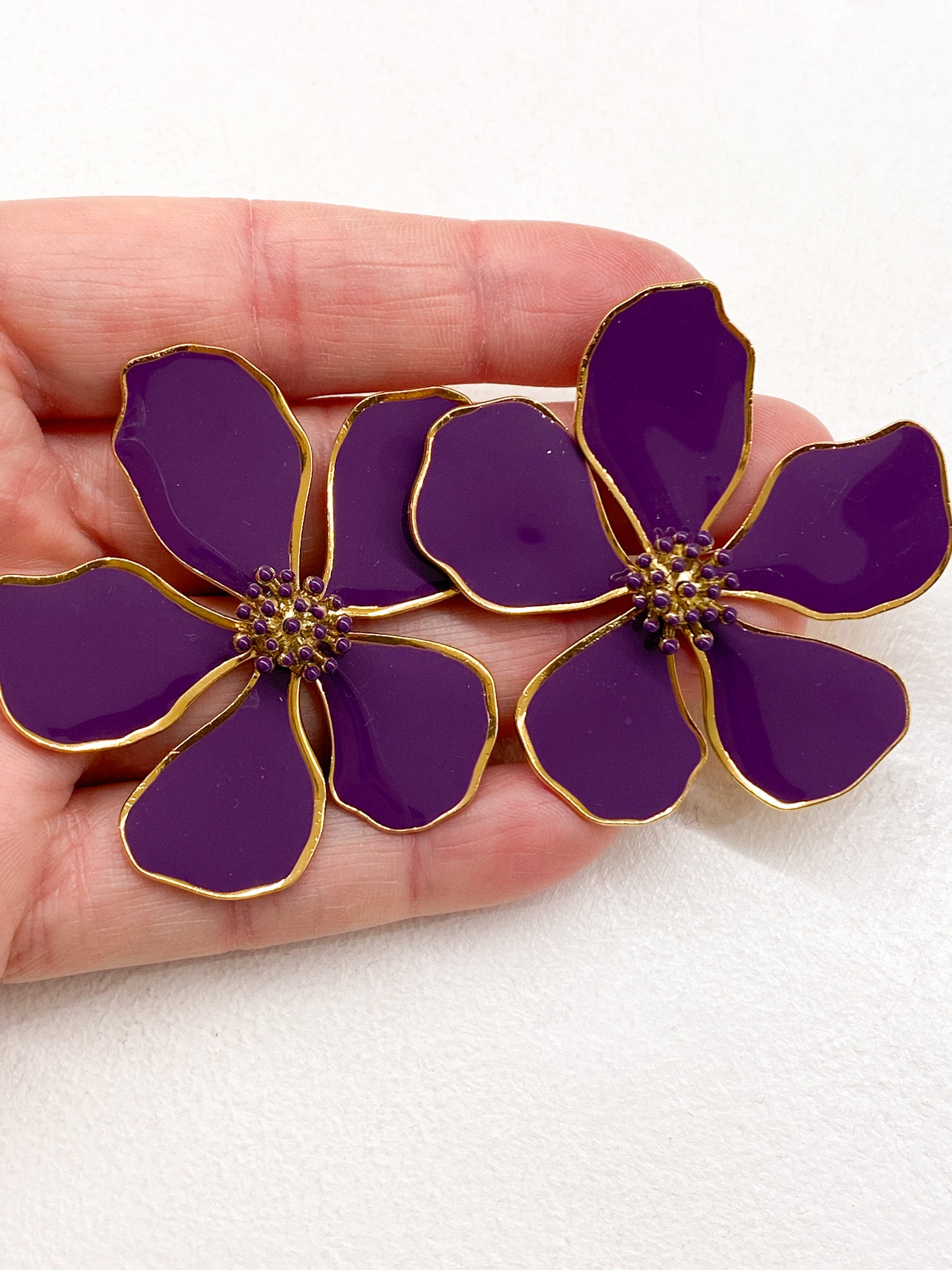 Boucles d’oreilles fleurs en métal et résine colorée