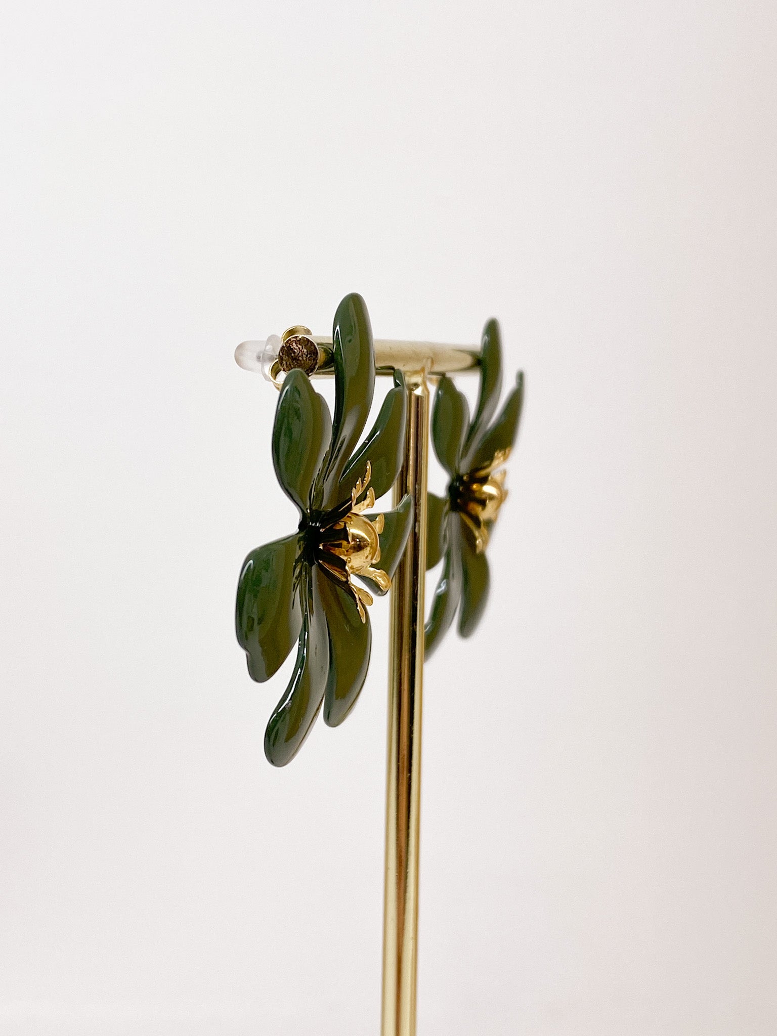 Boucles d’oreilles fleurs émaillées taille moyenne