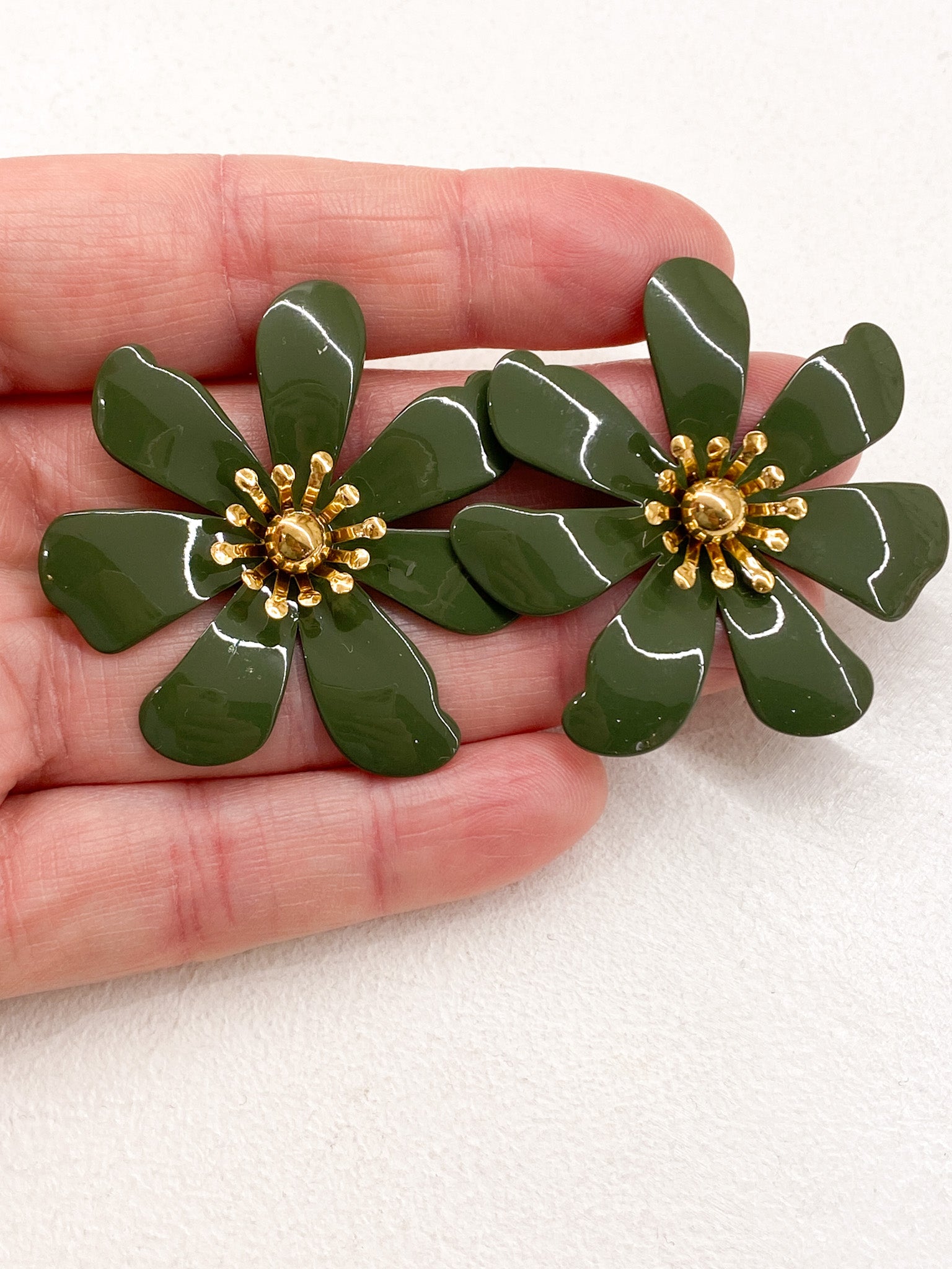 Boucles d’oreilles fleurs émaillées taille moyenne