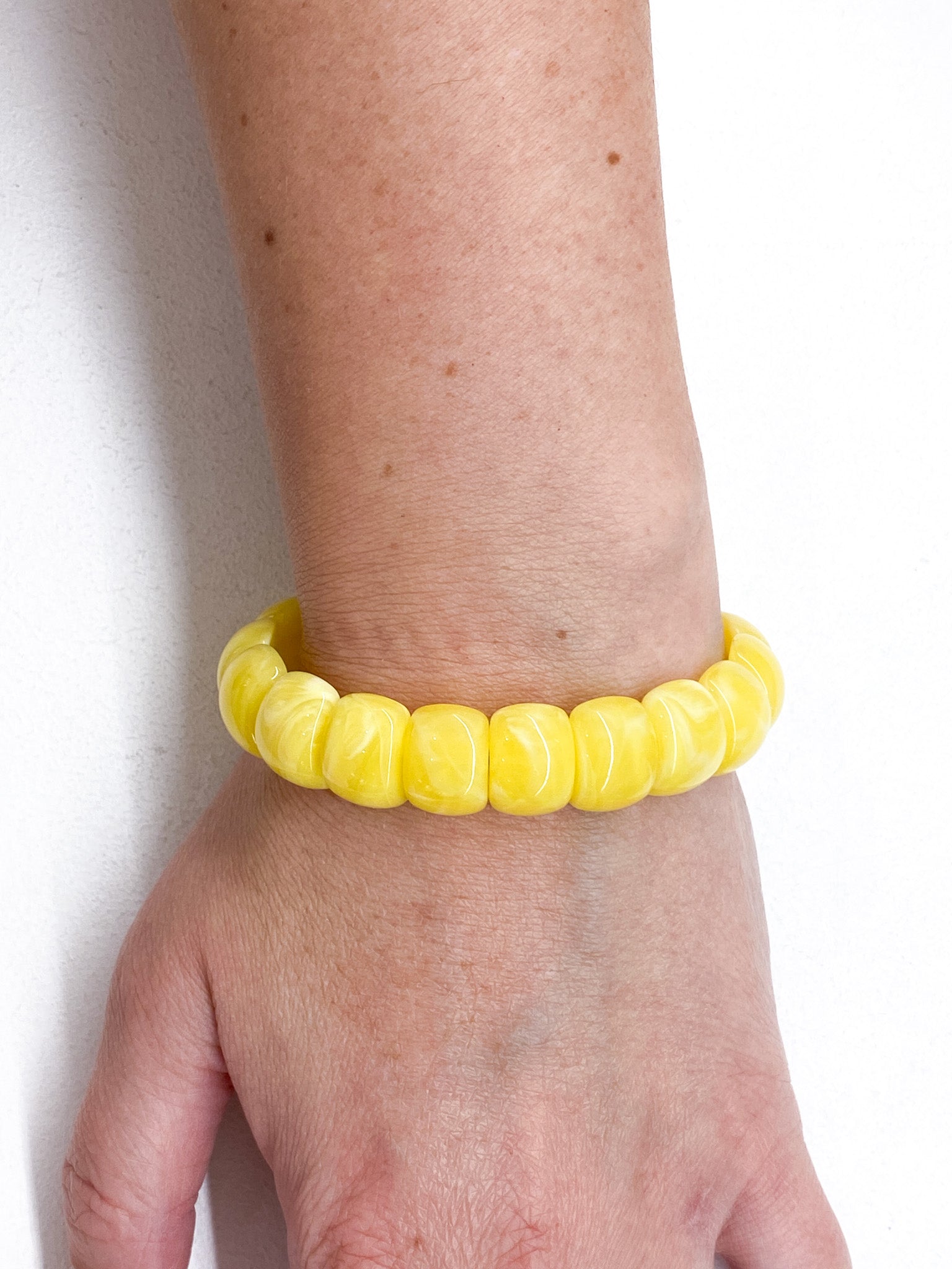 Bracelet fin en acétate marbré coloré sur élastique