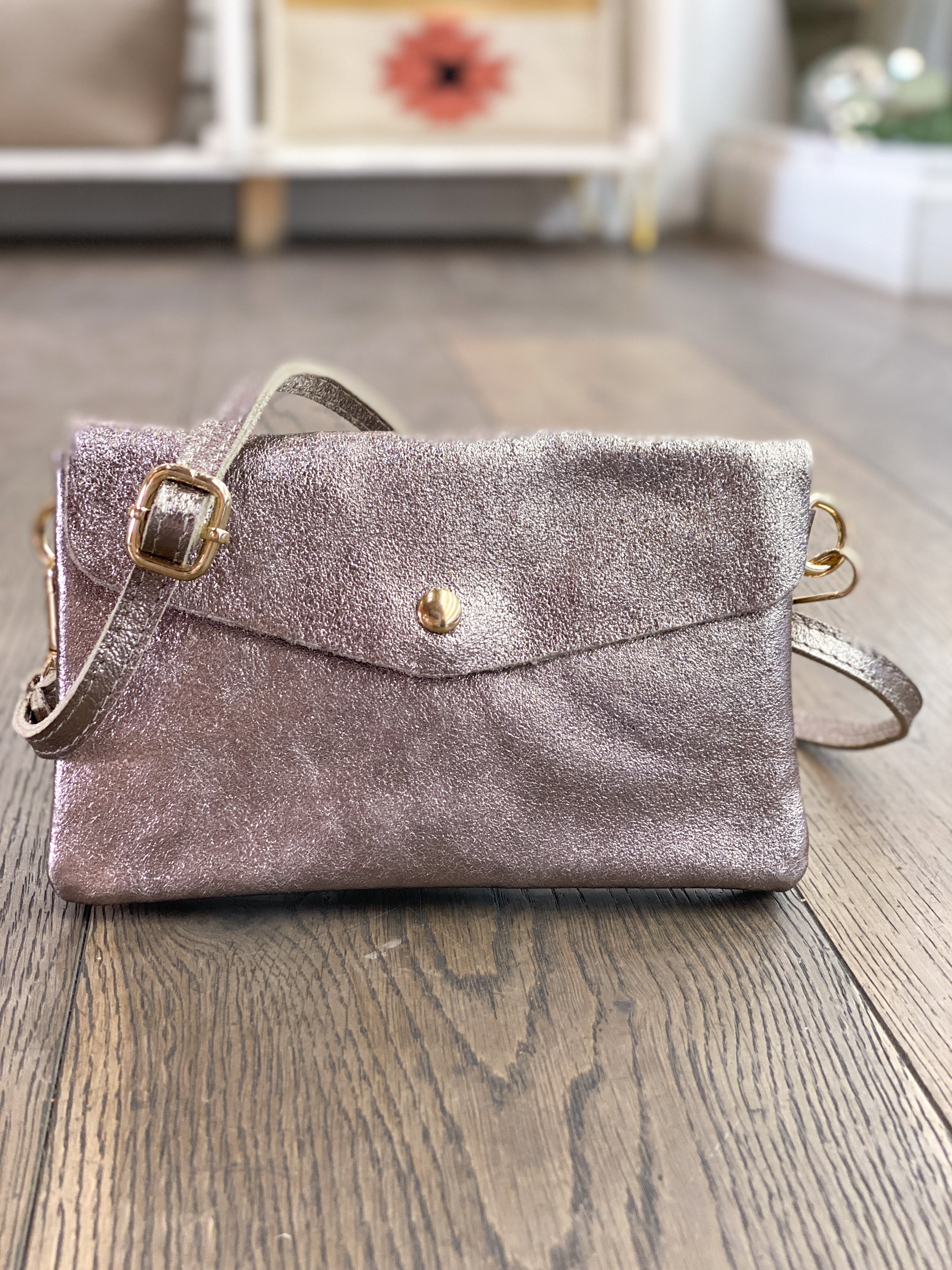 Sac femme en cuir irisé porté main et bandoulière
