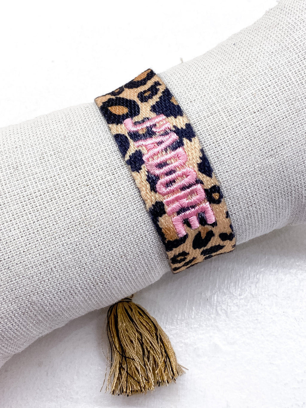 Bracelet J’ADORE en tissu léopard avec message brodé
