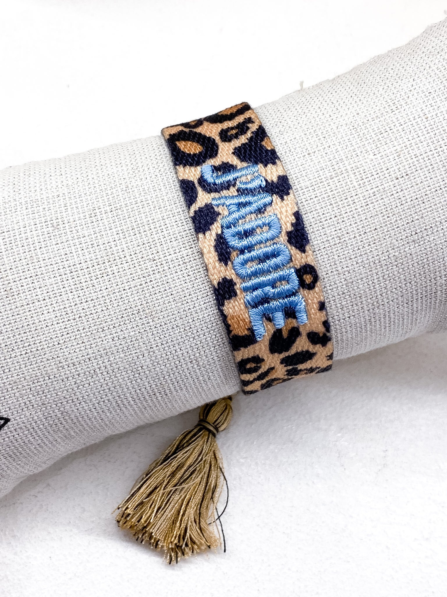 Bracelet J’ADORE en tissu léopard avec message brodé