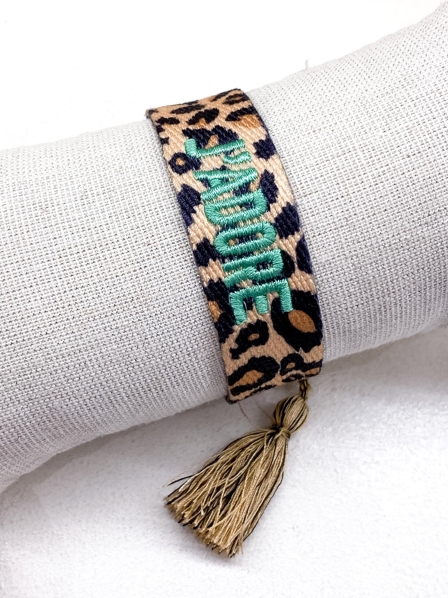 Bracelet J’ADORE en tissu léopard avec message brodé