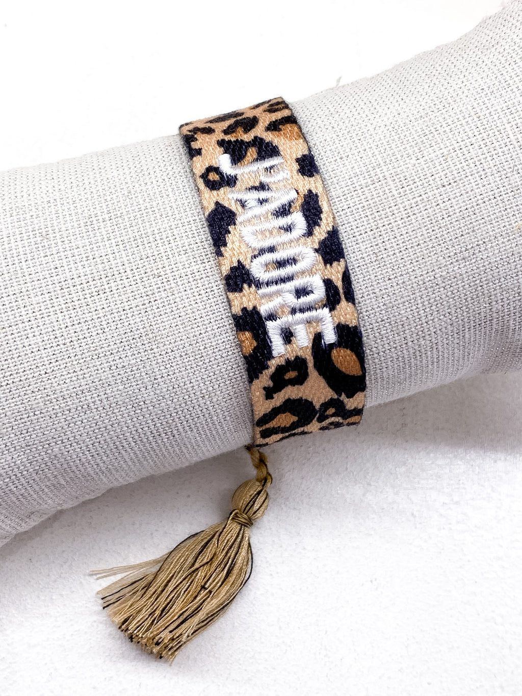 Bracelet J’ADORE en tissu léopard avec message brodé