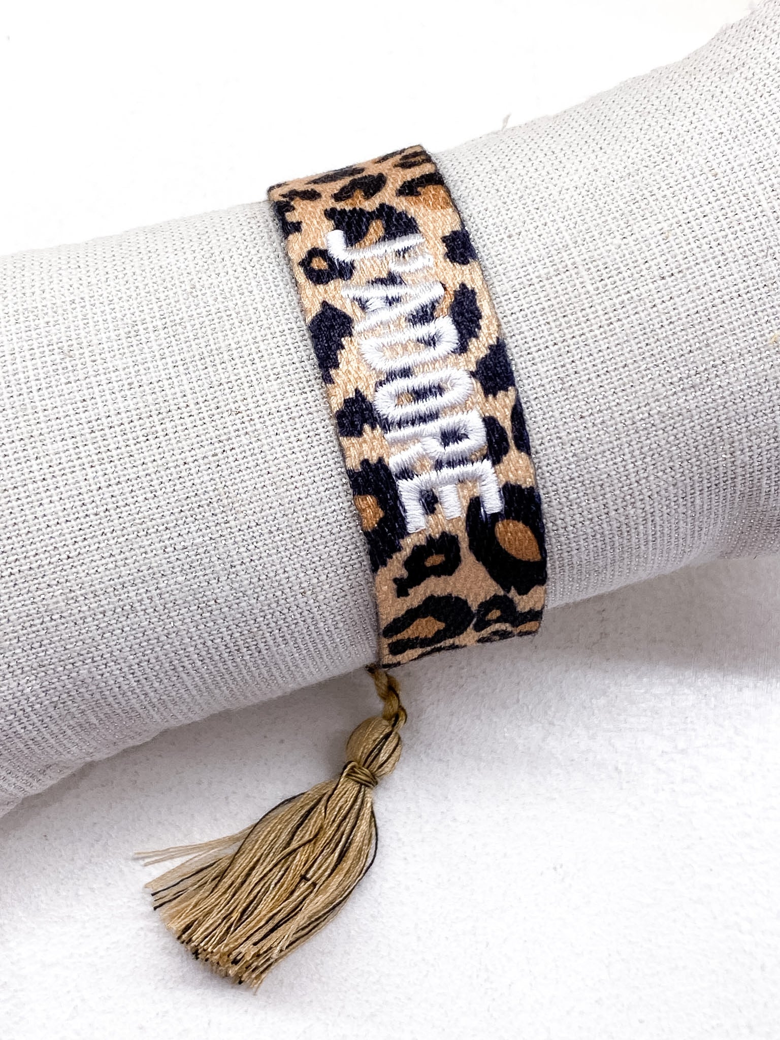 Bracelet J’ADORE en tissu léopard avec message brodé