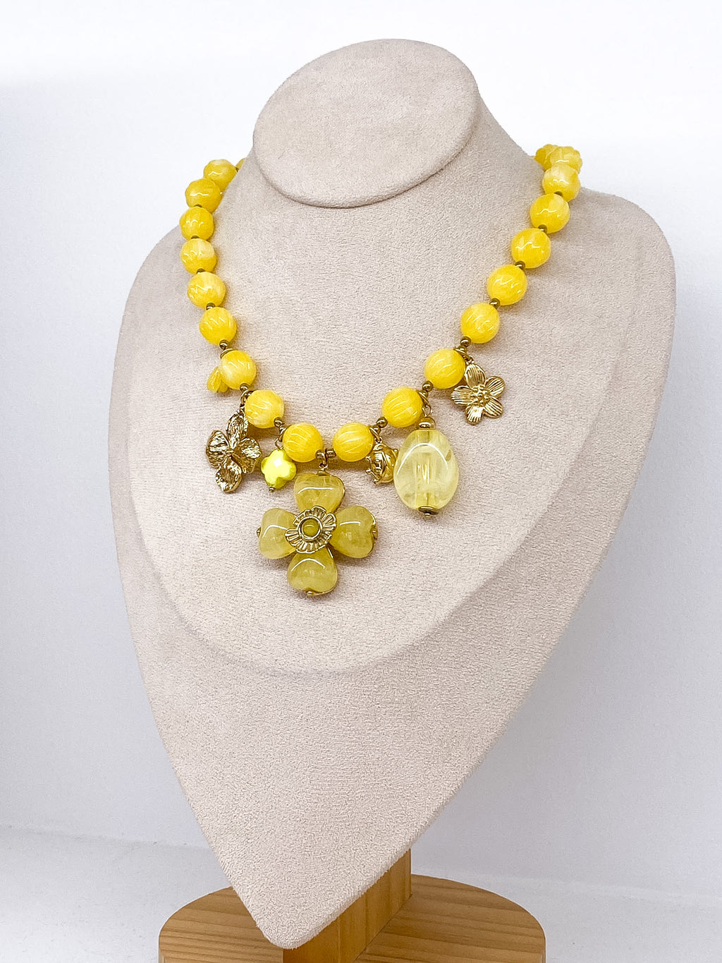 Collier perles colorées en acétate et fleurs pendantes
