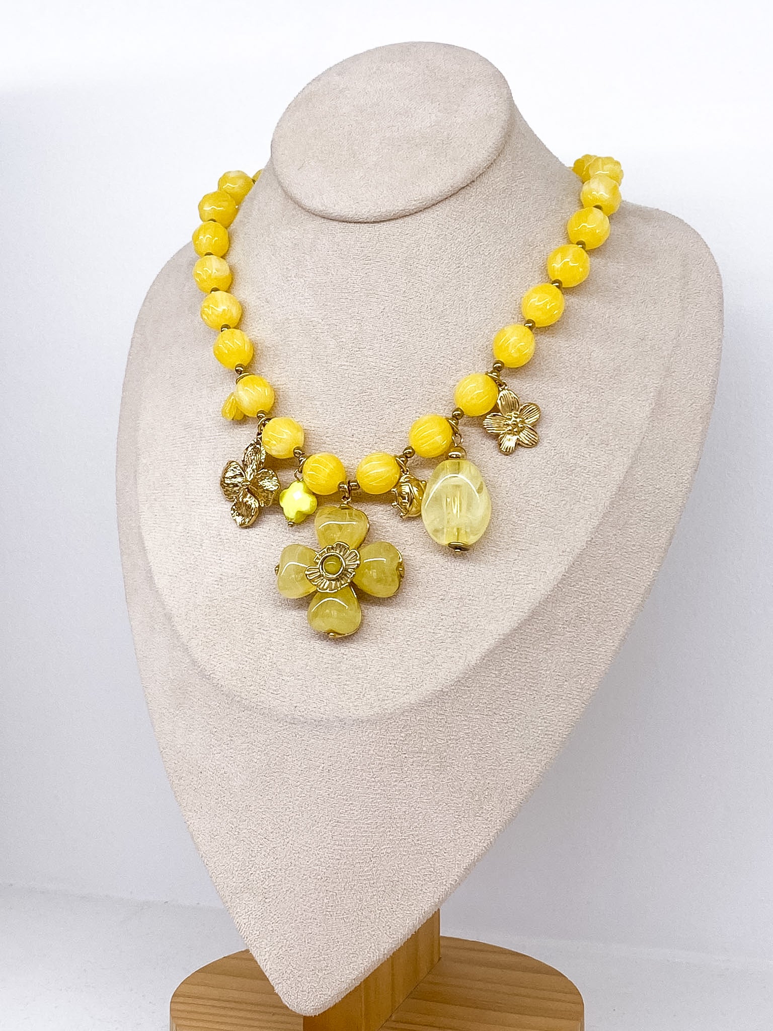 Collier perles colorées en acétate et fleurs pendantes