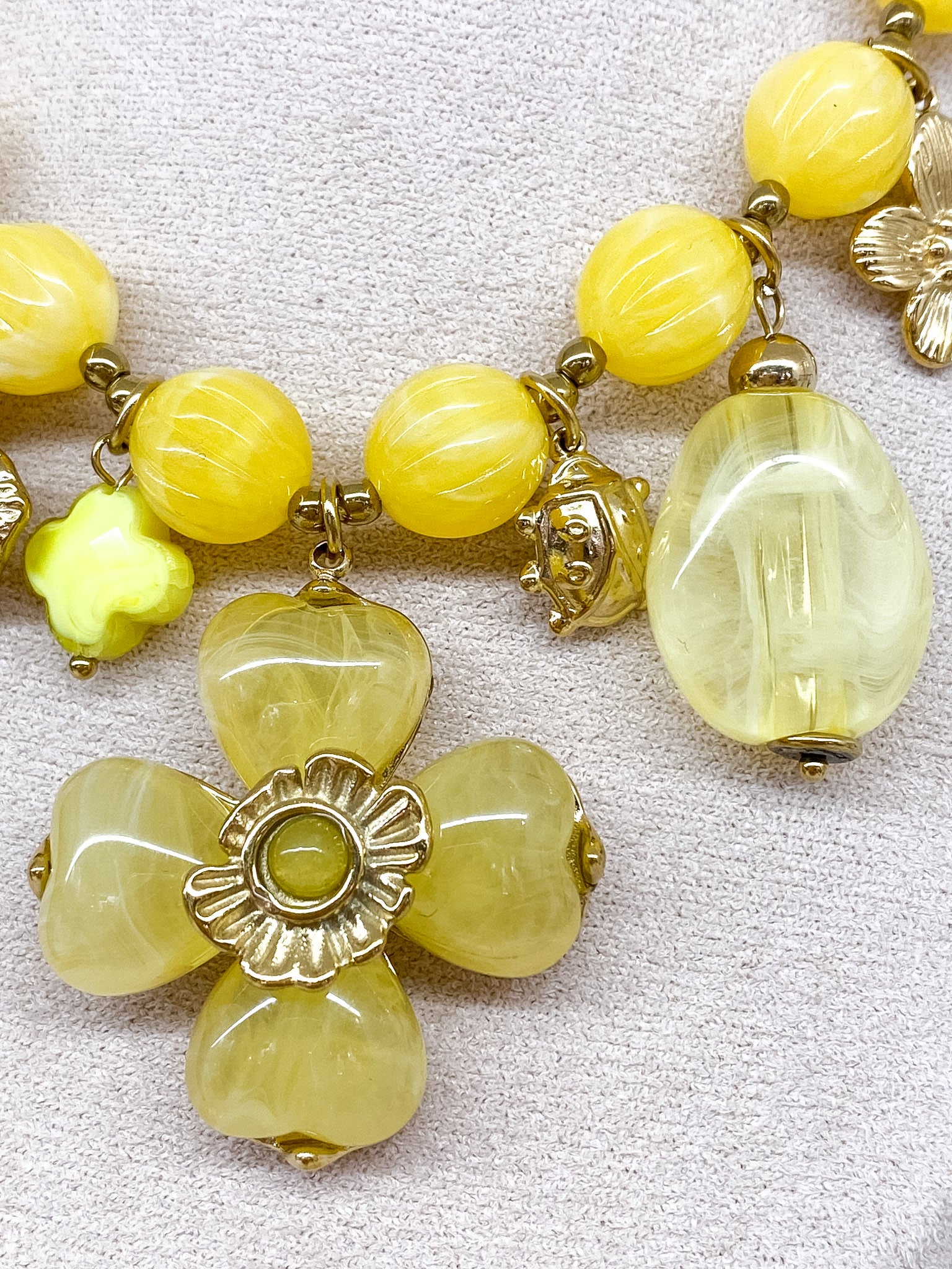 Collier perles colorées en acétate et fleurs pendantes