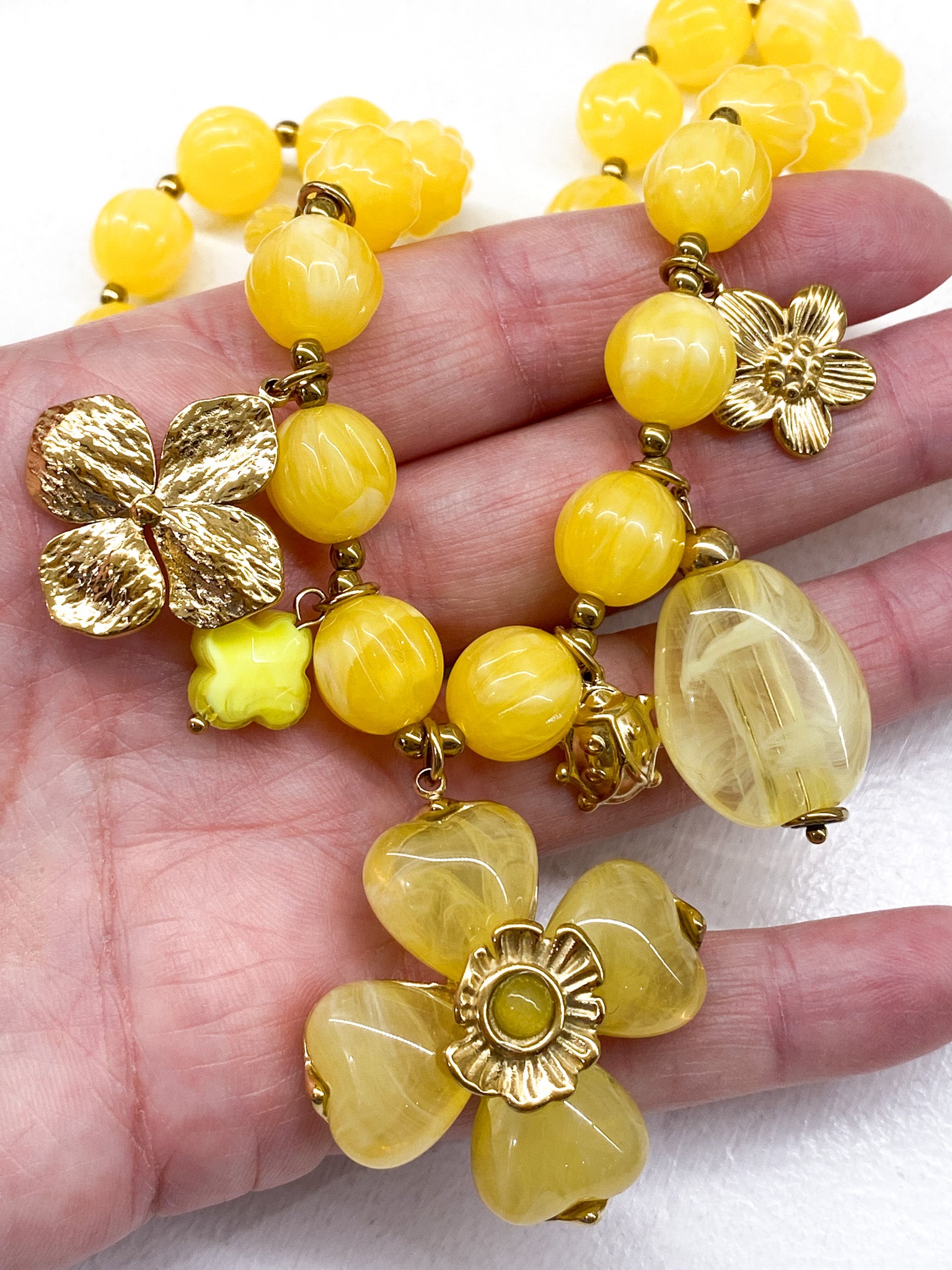 Collier perles colorées en acétate et fleurs pendantes