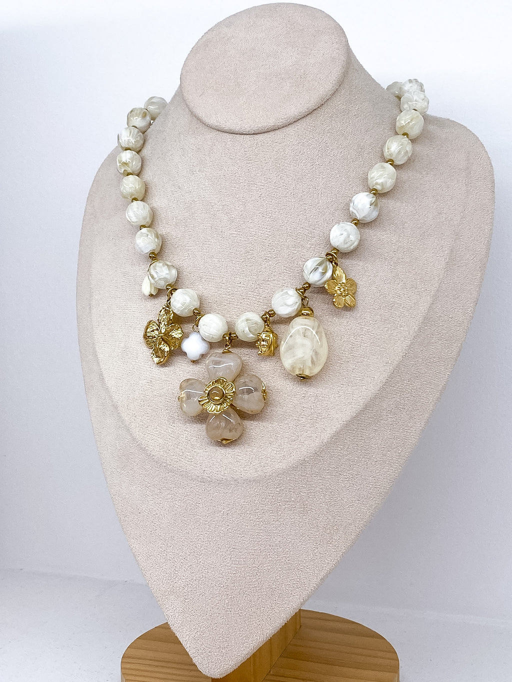 Collier perles colorées en acétate et fleurs pendantes