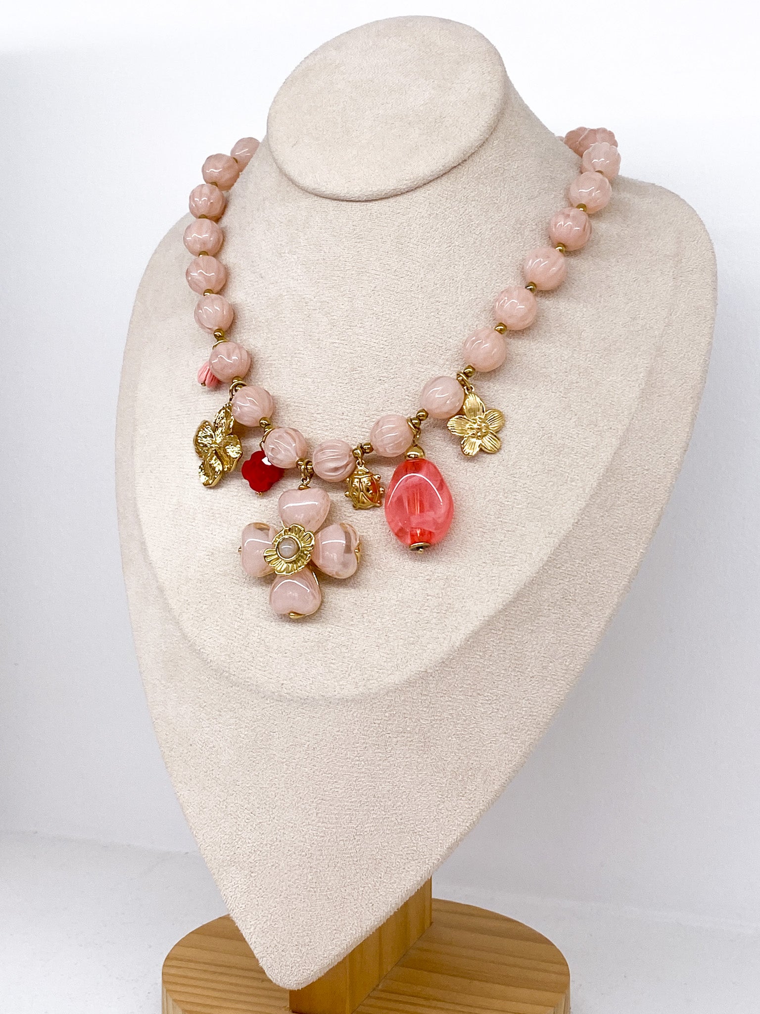Collier perles colorées en acétate et fleurs pendantes