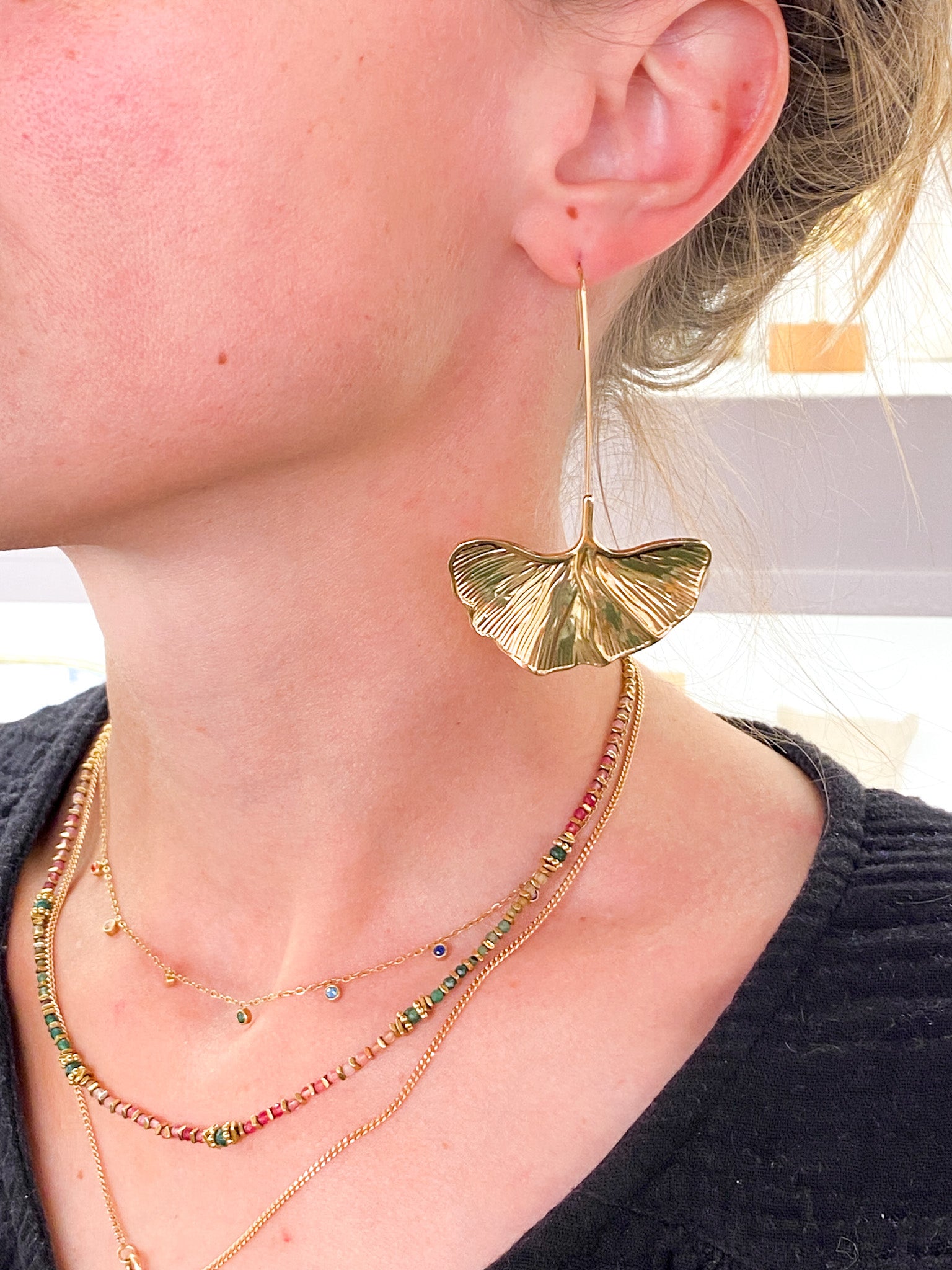 Boucles d’oreilles dorées longues feuille ginkgo
