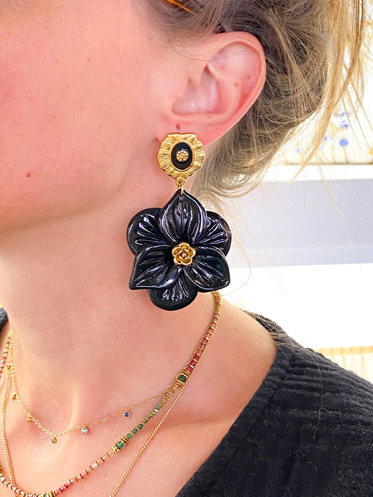 Boucles d’oreilles audacieuses avec fleur noire