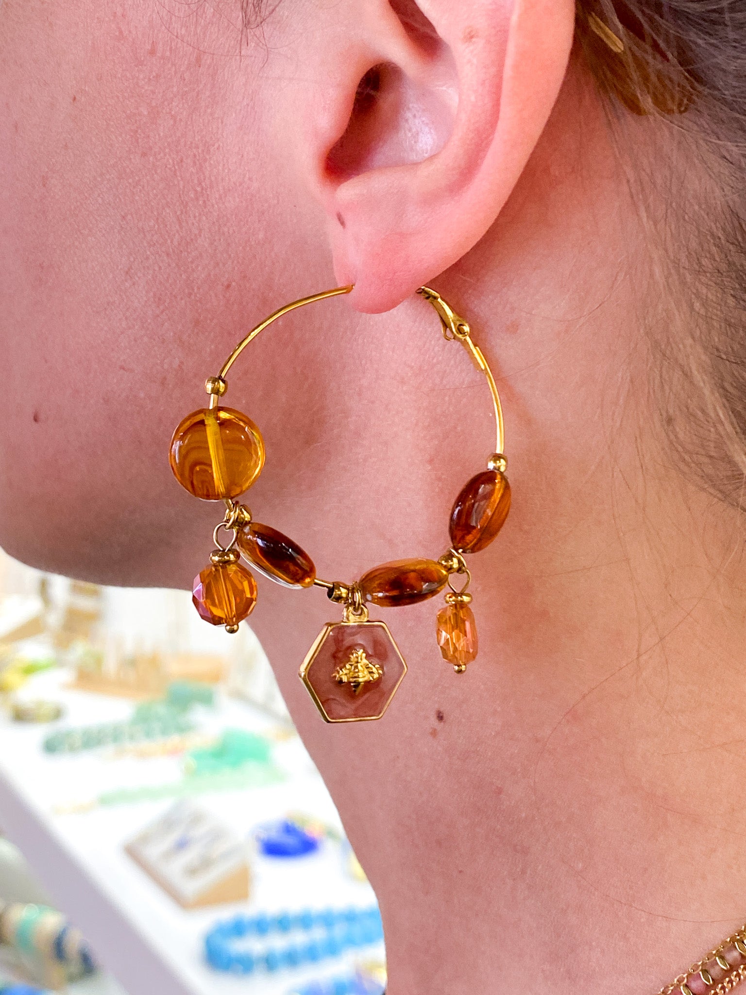 Boucles d’oreilles créoles colorées avec perles et pendentif décoratif
