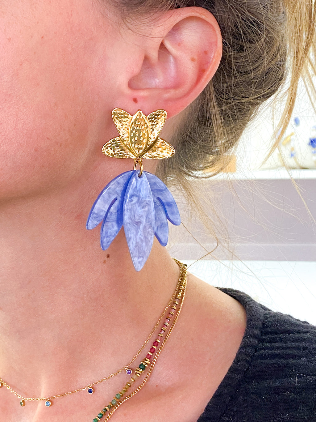 Boucles d’oreilles dorées martelées et pétales acétate