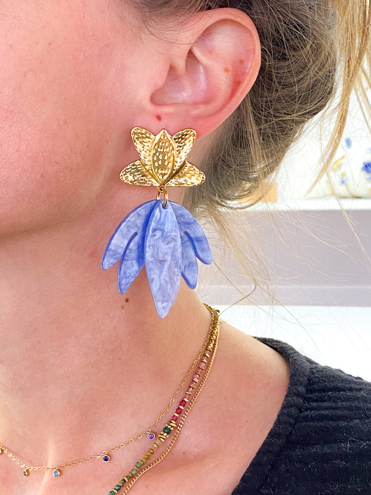 Boucles d’oreilles dorées martelées et pétales acétate