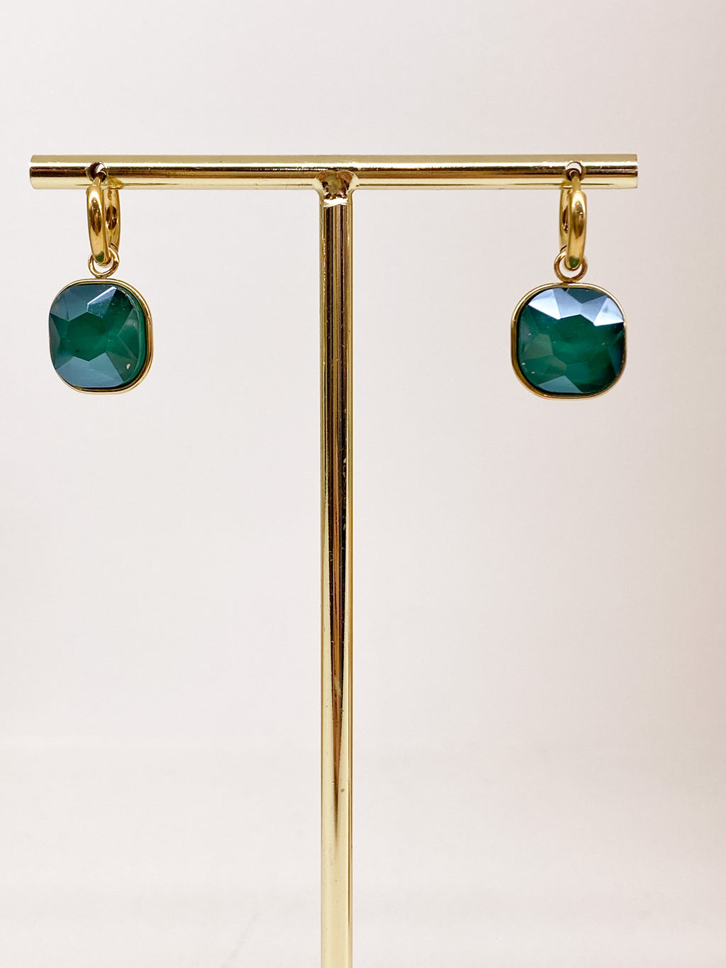 Créoles dorées avec pendentif carré en pâte de verre