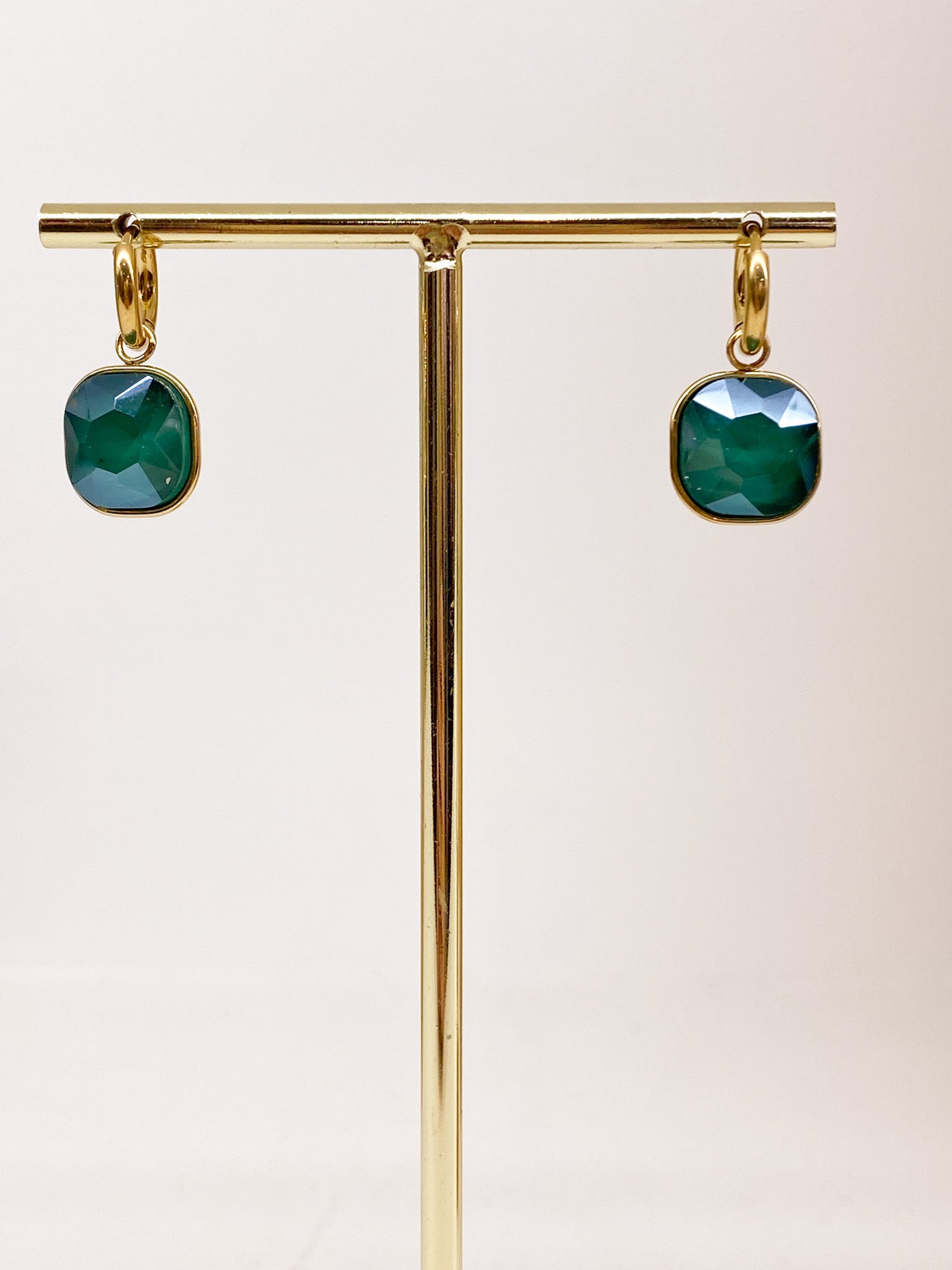 Créoles dorées avec pendentif carré en pâte de verre