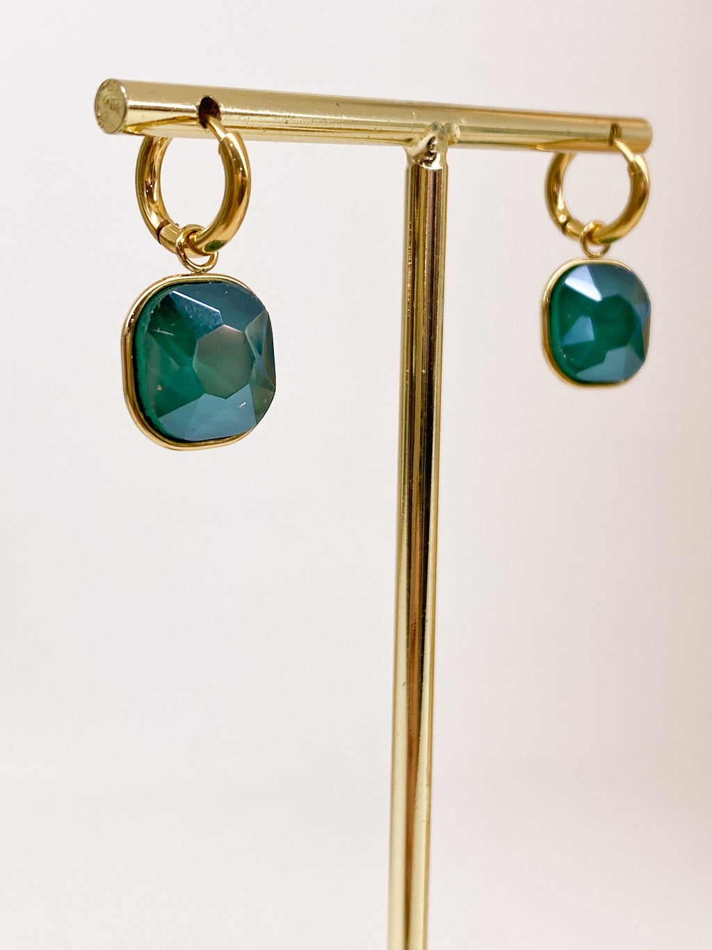 Créoles dorées avec pendentif carré en pâte de verre