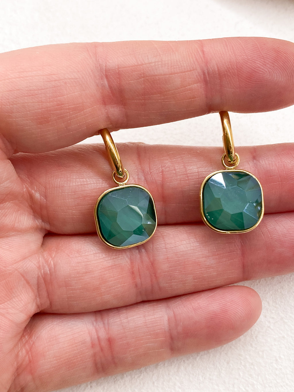 Créoles dorées avec pendentif carré en pâte de verre