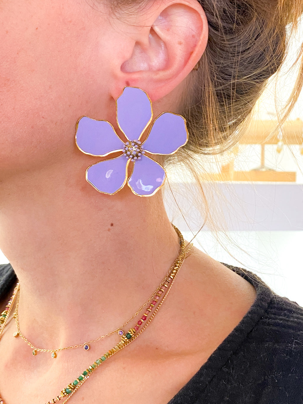 Boucles d’oreilles fleurs en métal et résine colorée