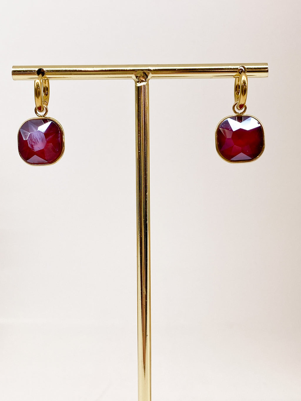 Créoles dorées avec pendentif carré en pâte de verre