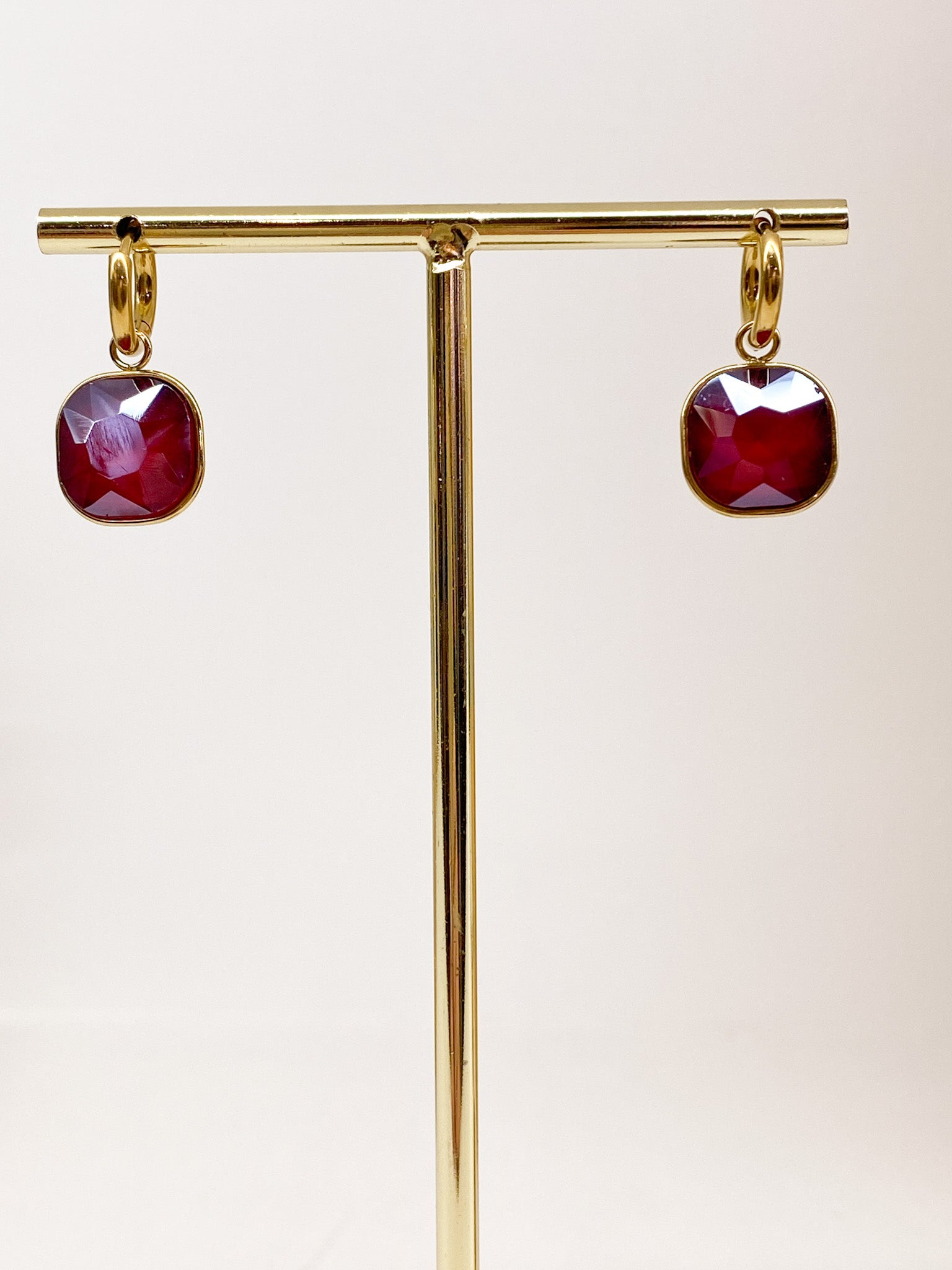 Créoles dorées avec pendentif carré en pâte de verre