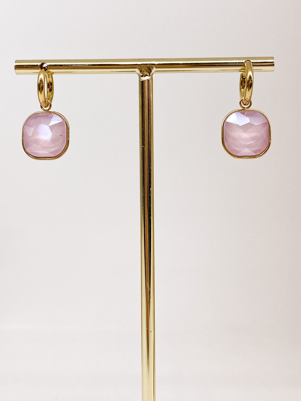 Créoles dorées avec pendentif carré en pâte de verre