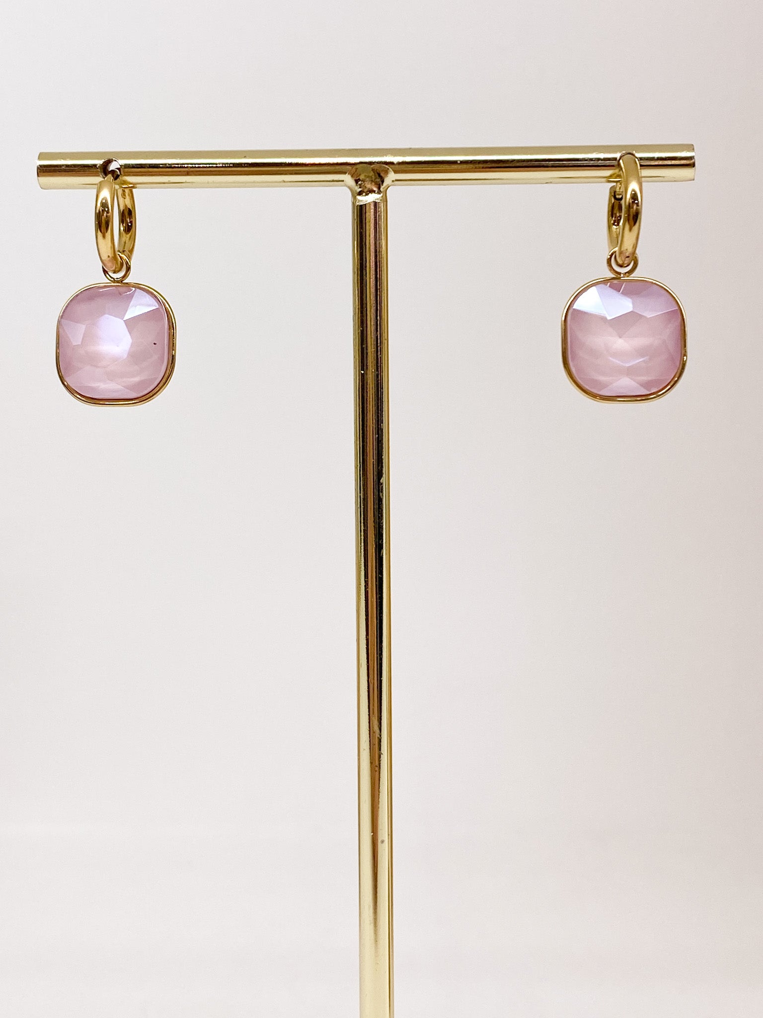 Créoles dorées avec pendentif carré en pâte de verre